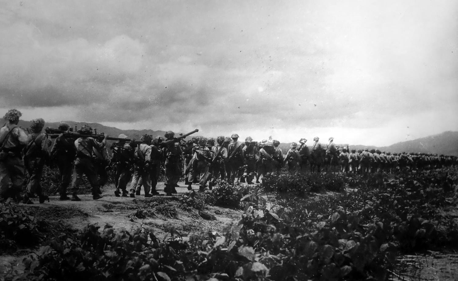 Bộ đội hành quân lên Tây Bắc năm 1954.