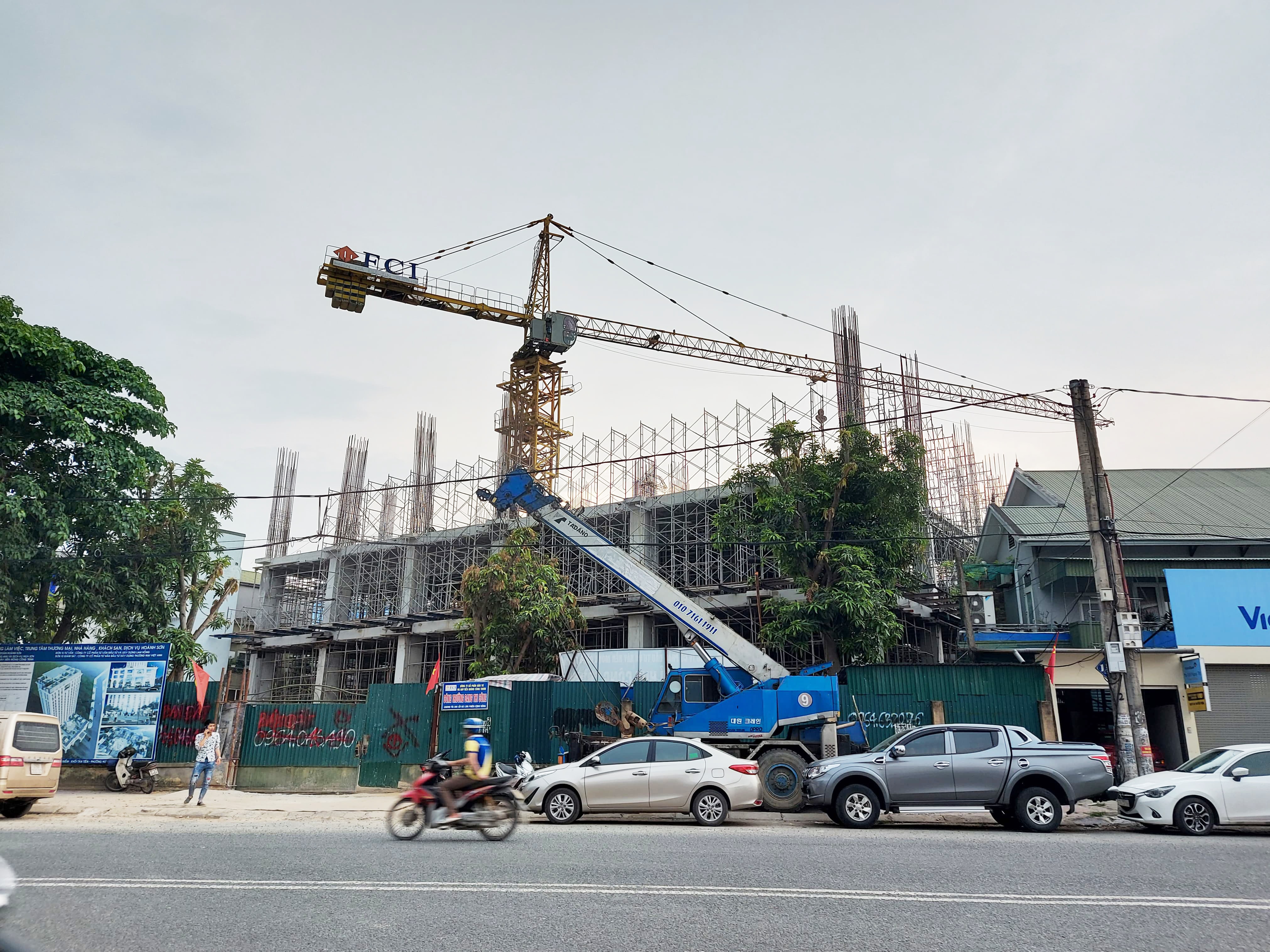 Dự án Trung tâm thương mại khách sạn và dịch vụ tổng hợp Hoành Sơn của Công ty CP Tập đoàn Hoành Sơn trong ngày 5/5/2020. Ảnh: PV