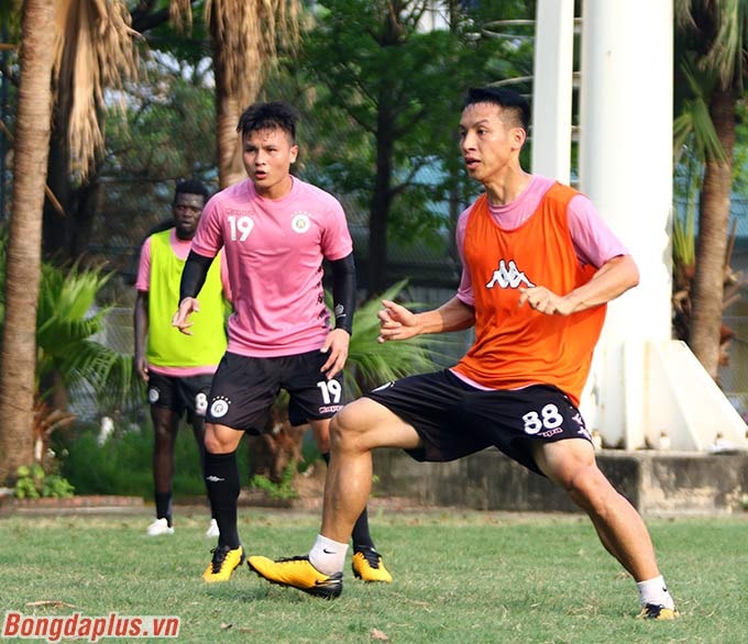 Vị trí trung vệ đang khủng hoảng nghiêm trọng ở Hà Nội FC.