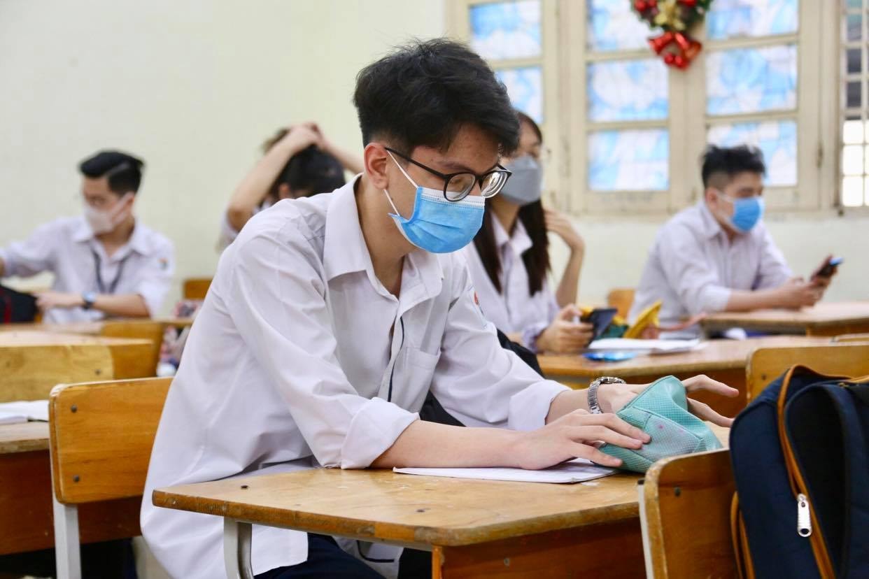 Học sinh lớp 12 quay trở lại việc học tập tại trường, gấp rút chuẩn bị cho kỳ thi tốt nghiệp THPT