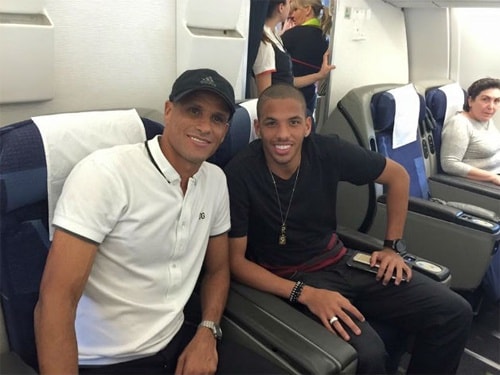 Danh thủ Rivaldo thường xuyên bên cạnh con trai Rivaldinho trên con đường sự nghiệp bóng đá. Ảnh: Bola.