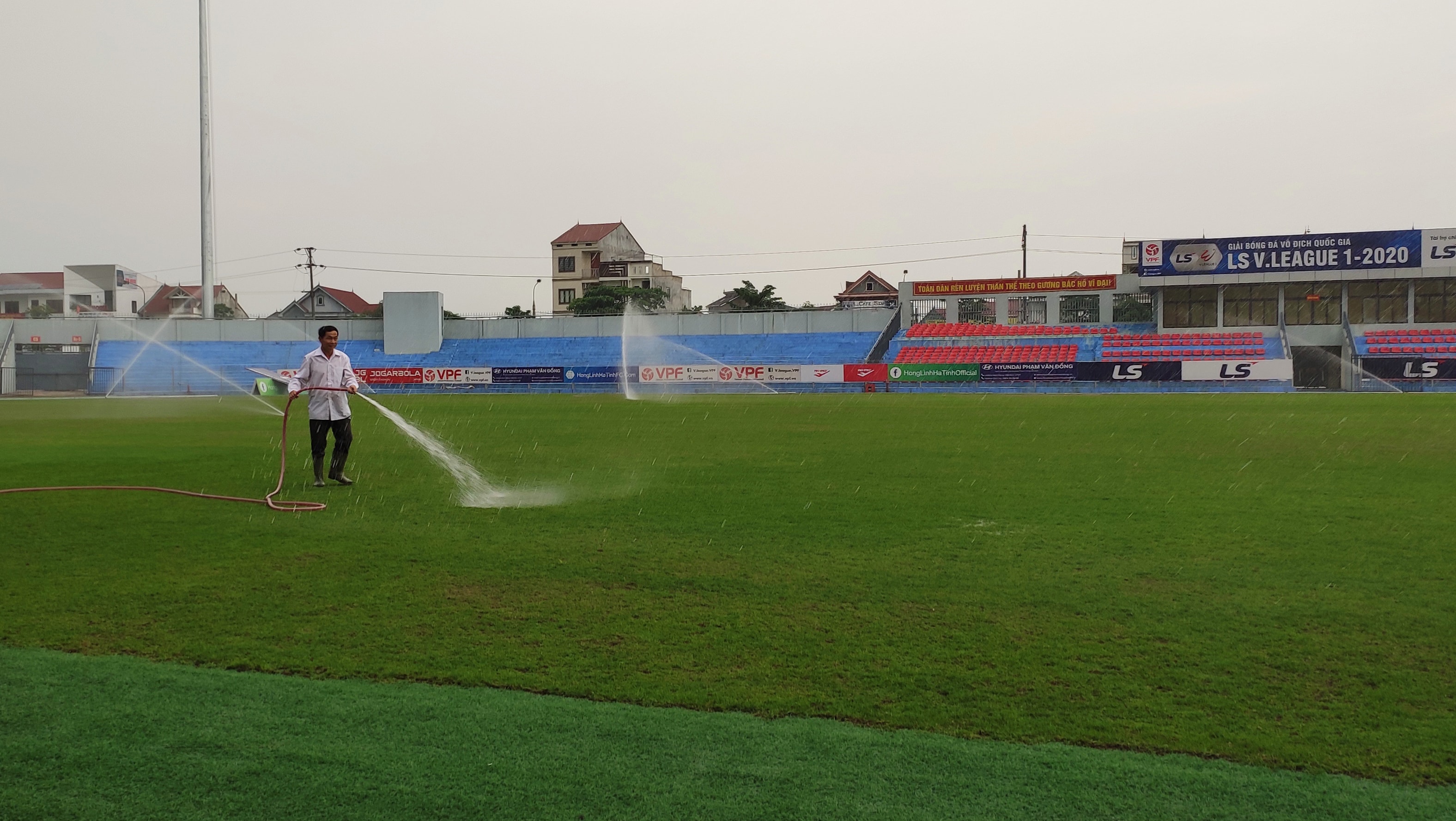 BTC sân Hà Tĩnh cũng đang gấp rút chăm sóc và bảo dưỡng để kịp cho ngày V.League 2020 trở lại. Ảnh: Thùy Dung