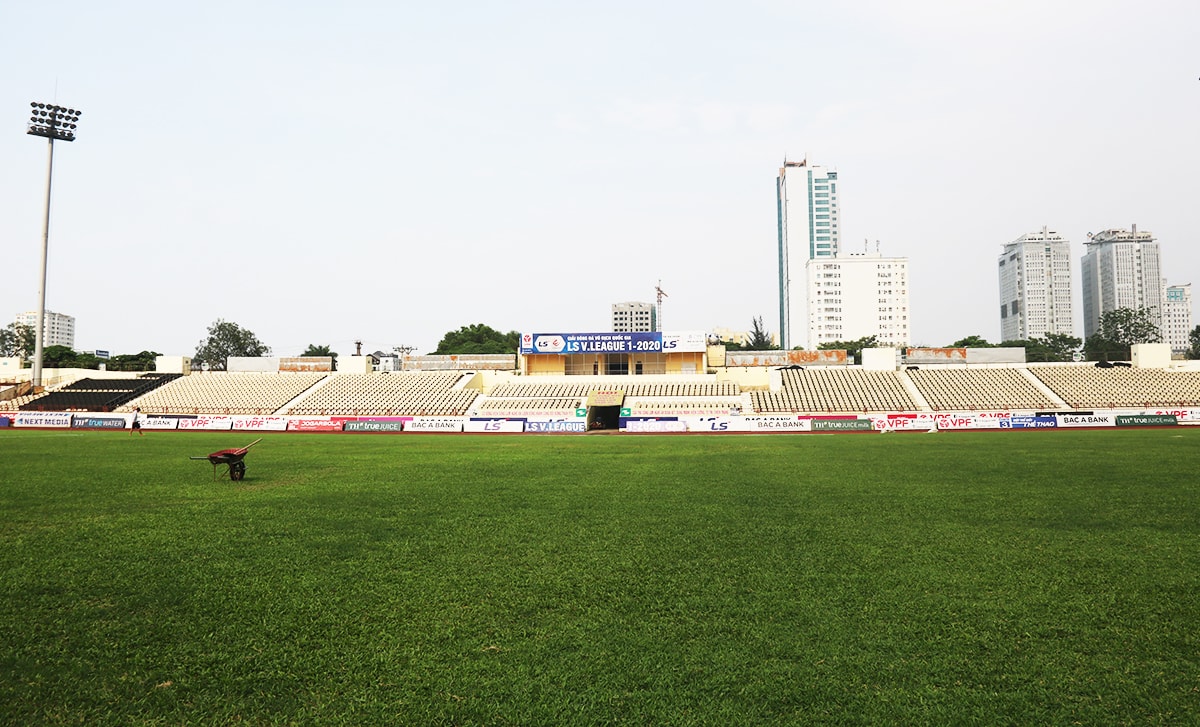 Theo đó, quá trình cải tạo mặt cỏ sân Vinh phải kéo dài 40 ngày, đến nay sau 15 ngày, chất lượng mặt sân Vinh nhìn toàn cảnh đã được cải thiện đáng kể. Ảnh: Trung Kiên
