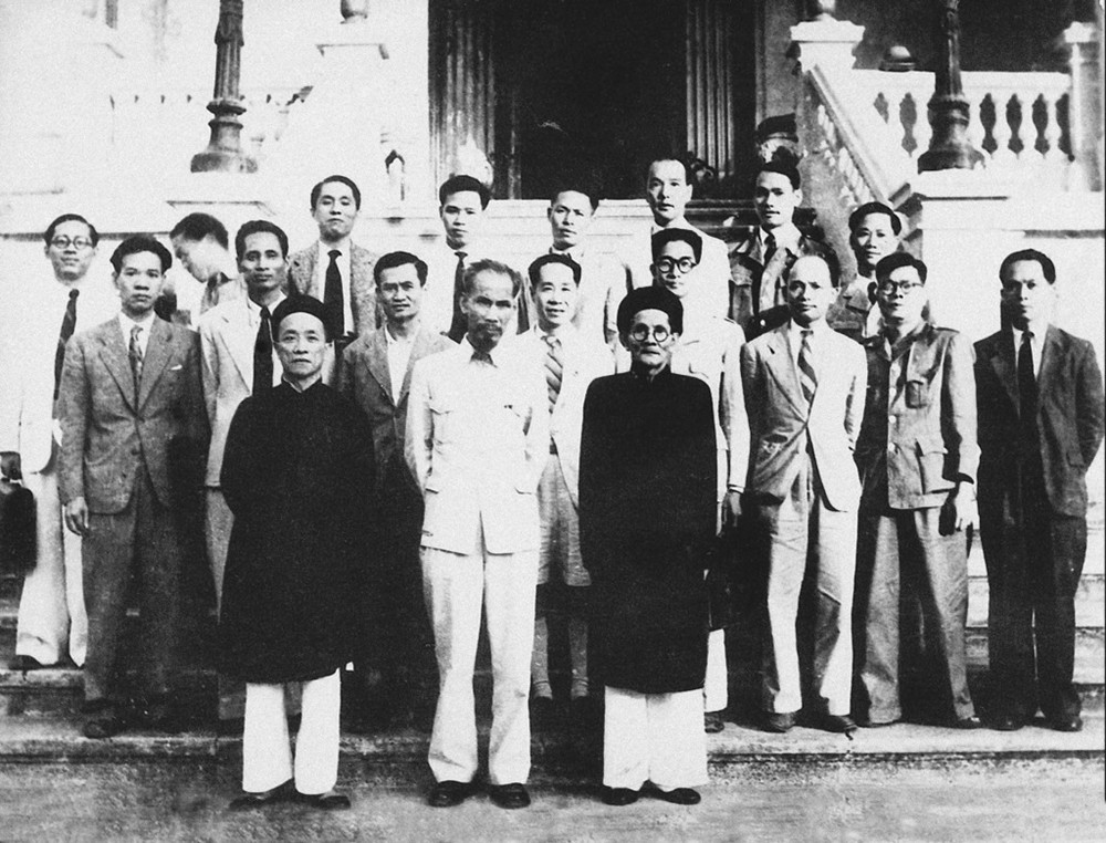 Chính phủ Việt Nam Dân chủ Cộng hòa được thành lập do Hồ Chí Minh làm Chủ tịch ra mắt quốc dân (3/11/1946). Ảnh tư liệu