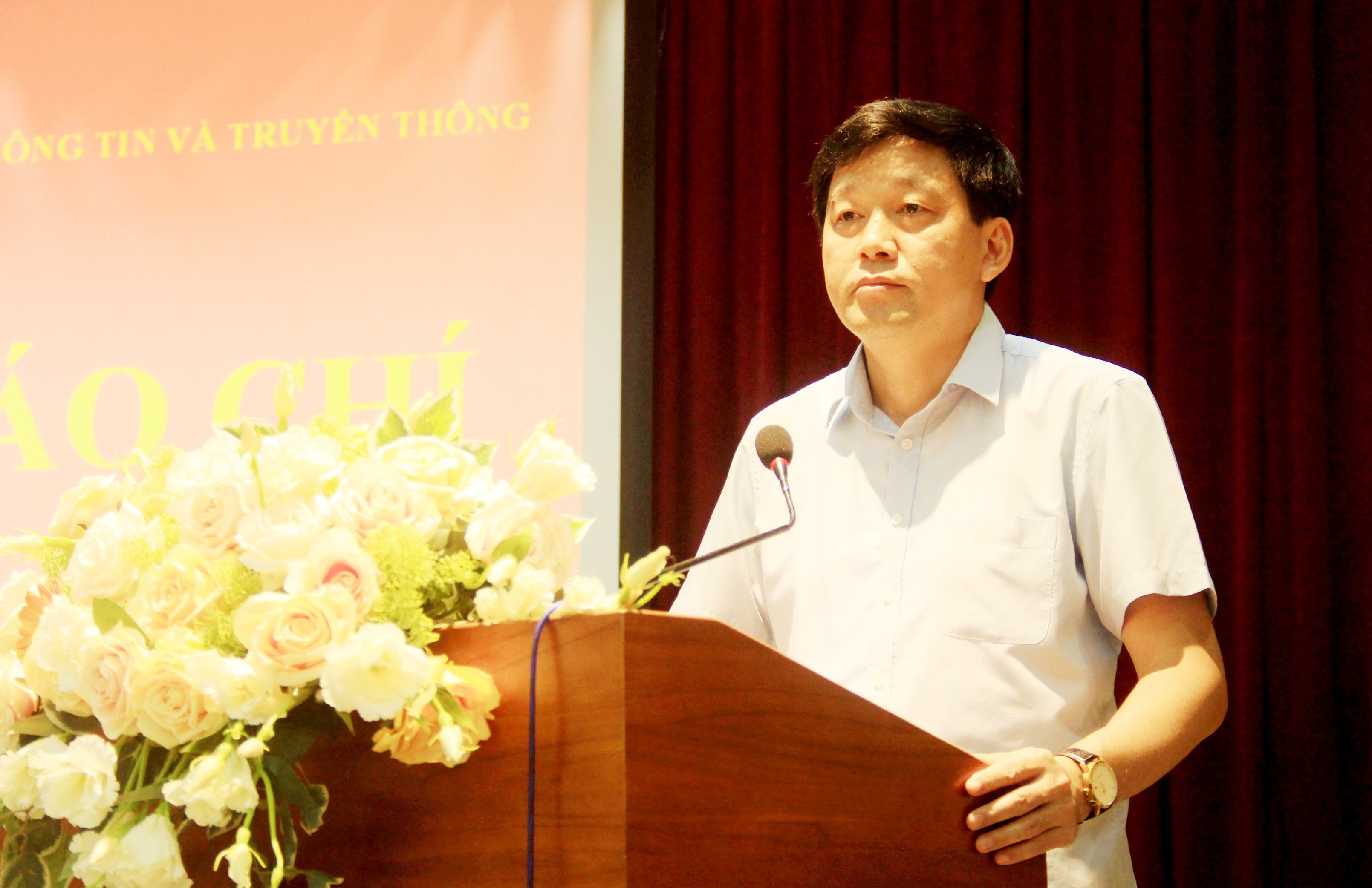 Đồng chí Kha Văn Tám - Phó trưởng Ban Tuyên giáo Tỉnh ủy thông tin về các hoạt động chính kỷ niệm 130 năm Ngày sinh Chủ tịch Hồ Chí Minh. Ảnh: P.B