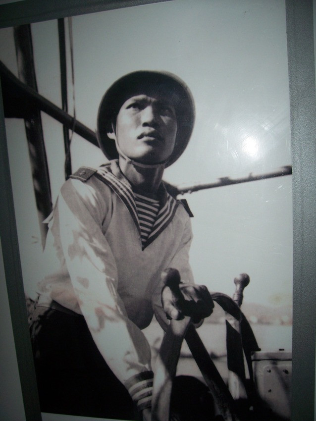 Chiến sĩ hàng hải Đỗ Xuân Công, chiến đấu trên con tàu 161 trong trận chiến đấu ngày 5.8.1964. (tác giả chụp lại từ ảnh tư liệu lữ đoàn 171)