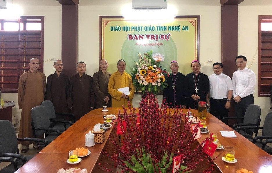 Giám mục AnPhong Nguyễn Hữu Long làm trưởng đoàn đã đến thăm và chúc mừng Ban Trị sự GHPGVN tỉnh nhân dịp Đại lễ Phật đản 2020. Ảnh: Hữu Tình