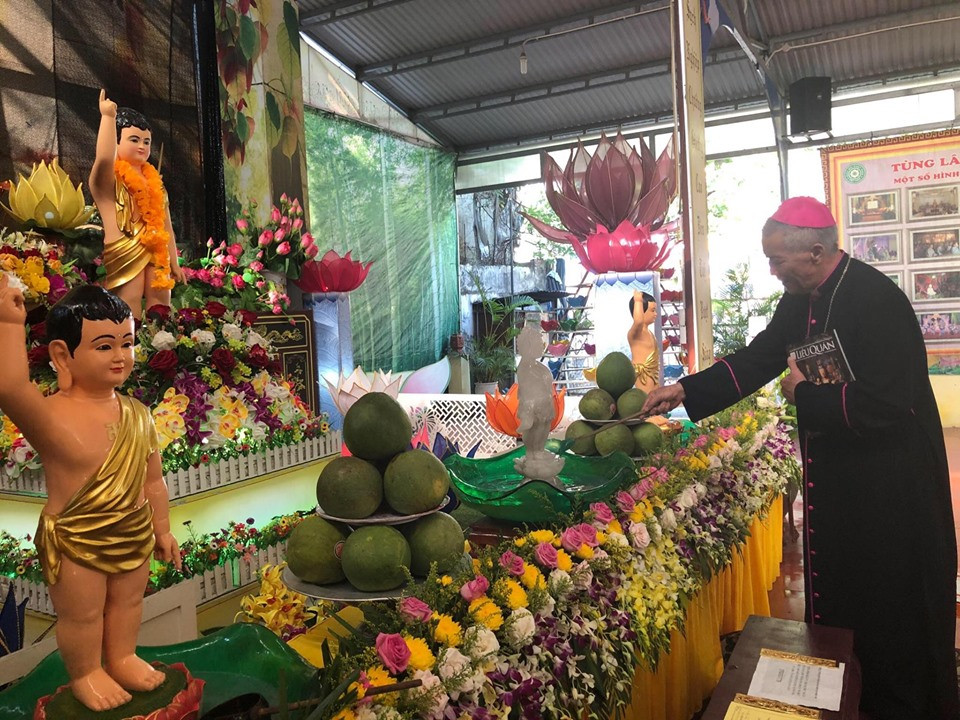 Giám mục AnPhong Nguyễn Hữu Long thực hiện nghi lễ tắm Phật. Ảnh Hữu Tình