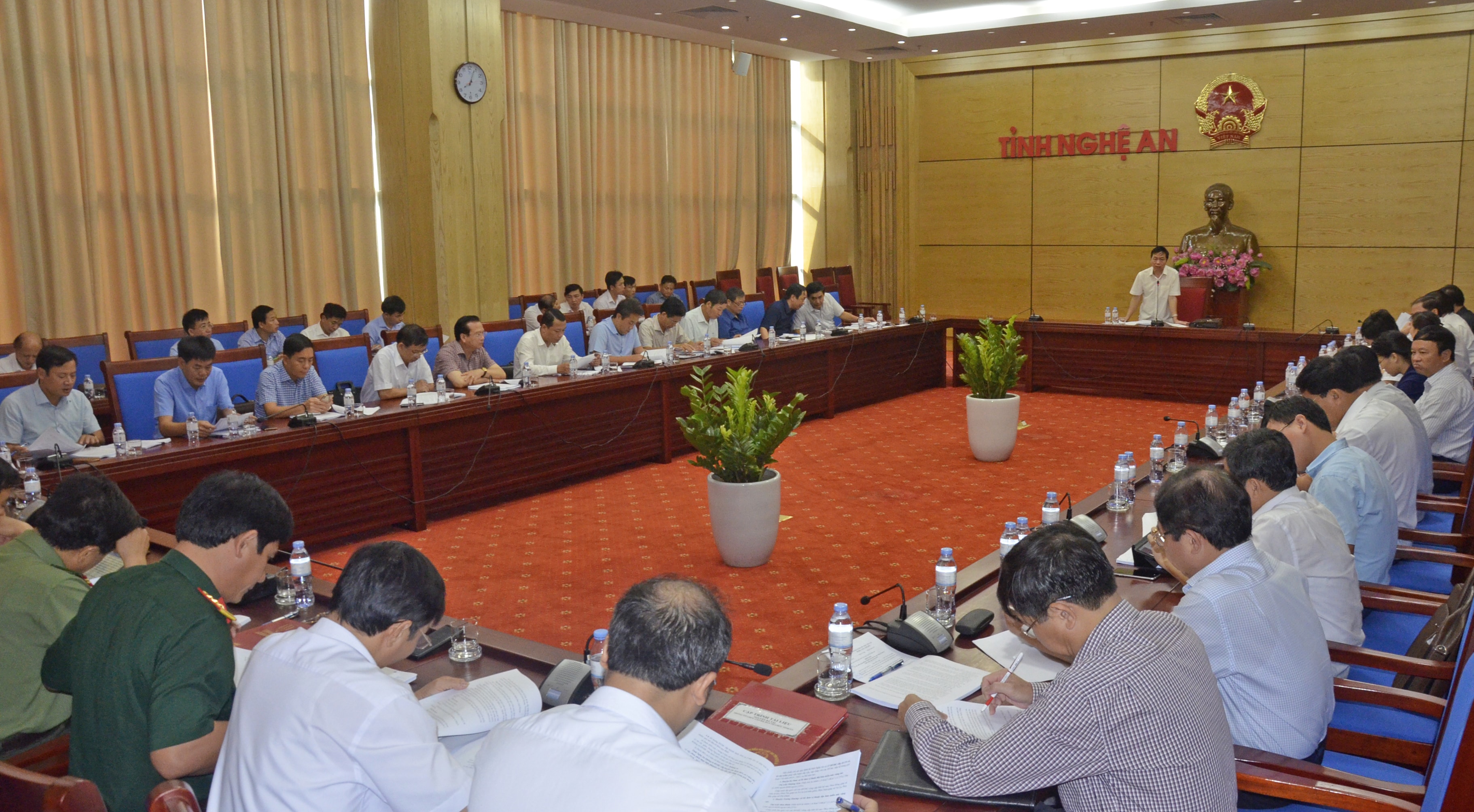 UBND tỉnh họp triển khai công tác sáp nhập đơn vị hành chính cấp xã. Ảnh: Thanh Lê