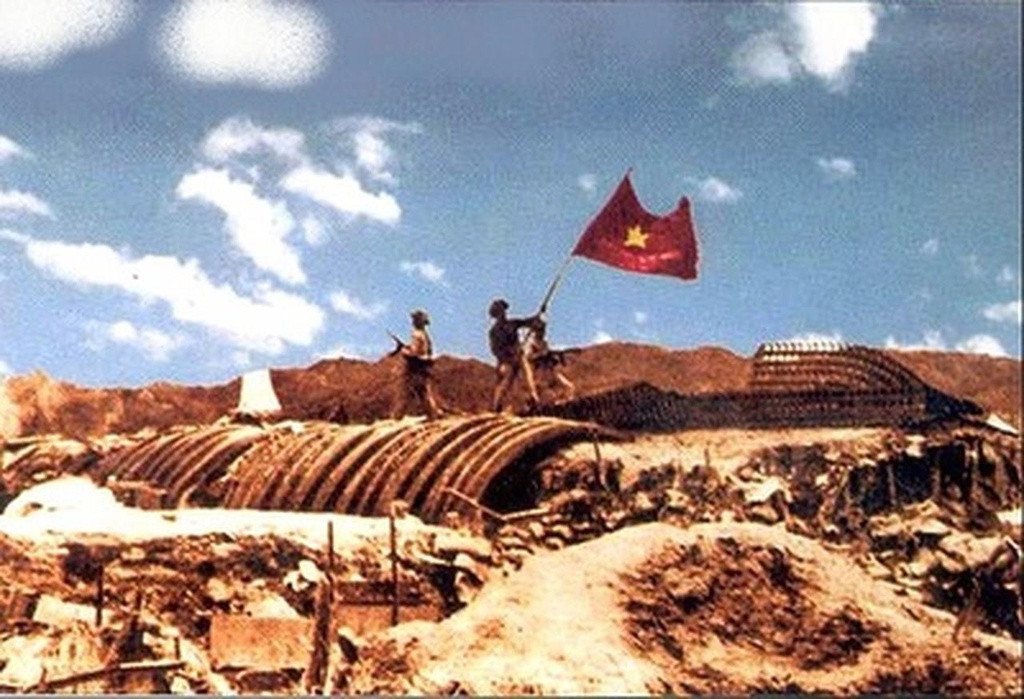 Ngày 7/5/1954, Lá cờ “Quyết chiến Quyết thắng” của Chủ tịch Hồ Chí Minh trao cho Quân đội nhân dân Việt Nam đã hiên ngang tung bay trên nóc hầm De Castries. Ảnh: Tư liệu.
