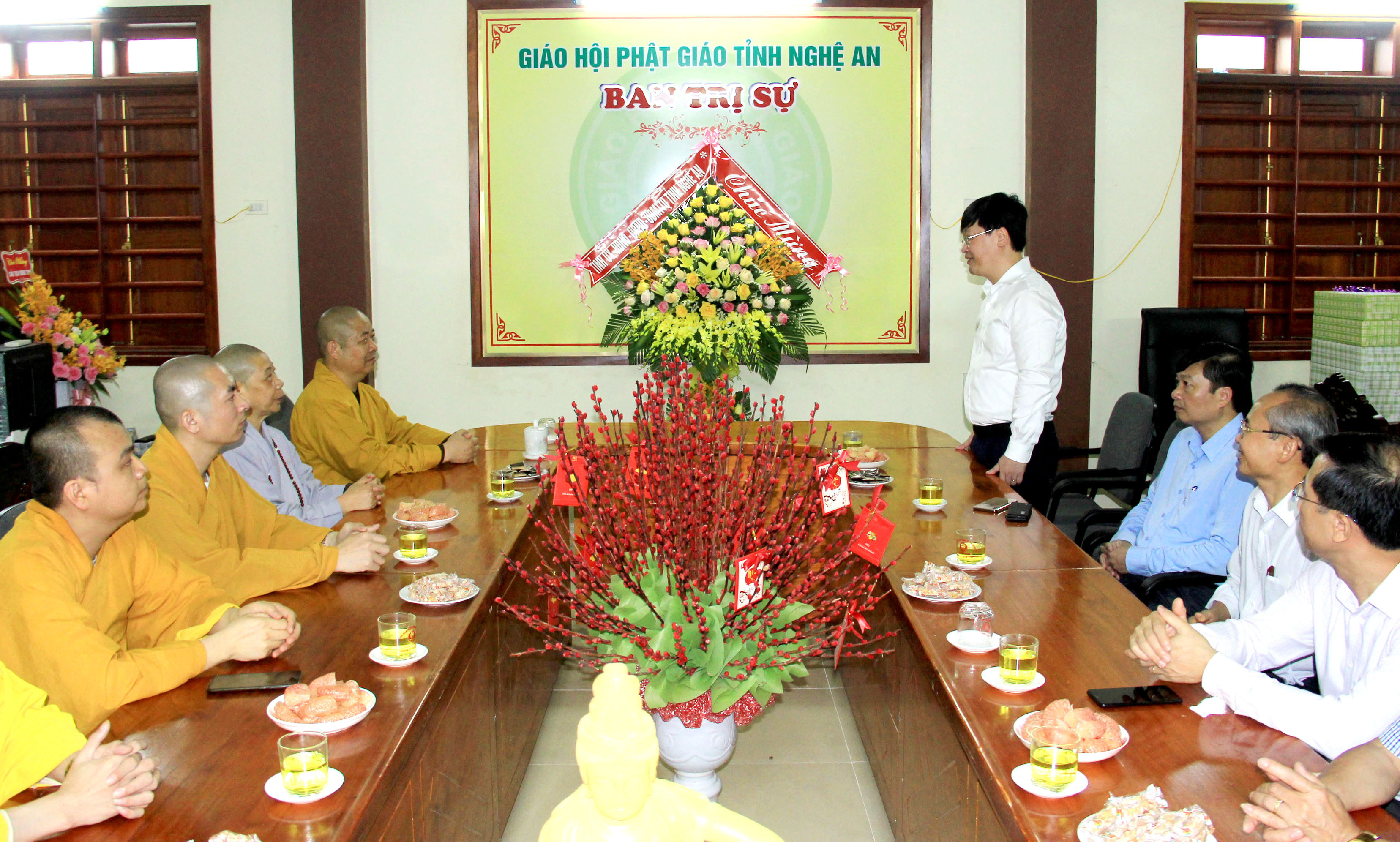 Đồng chí Nguyễn Đức Trung - Chủ tịch UBND tỉnh đánh giá cao những đóng góp của Giáo hội Phật giáo Việt Nam tỉnh Nghệ An trong thời gian qua. Ảnh: Phạm Bằng
