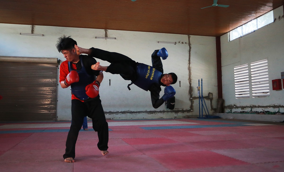 Cùng một huấn luyện viên hướng dẫn và một khu tập luyện là những VĐV môn võ Vovinam. Ảnh; Trung Kiên