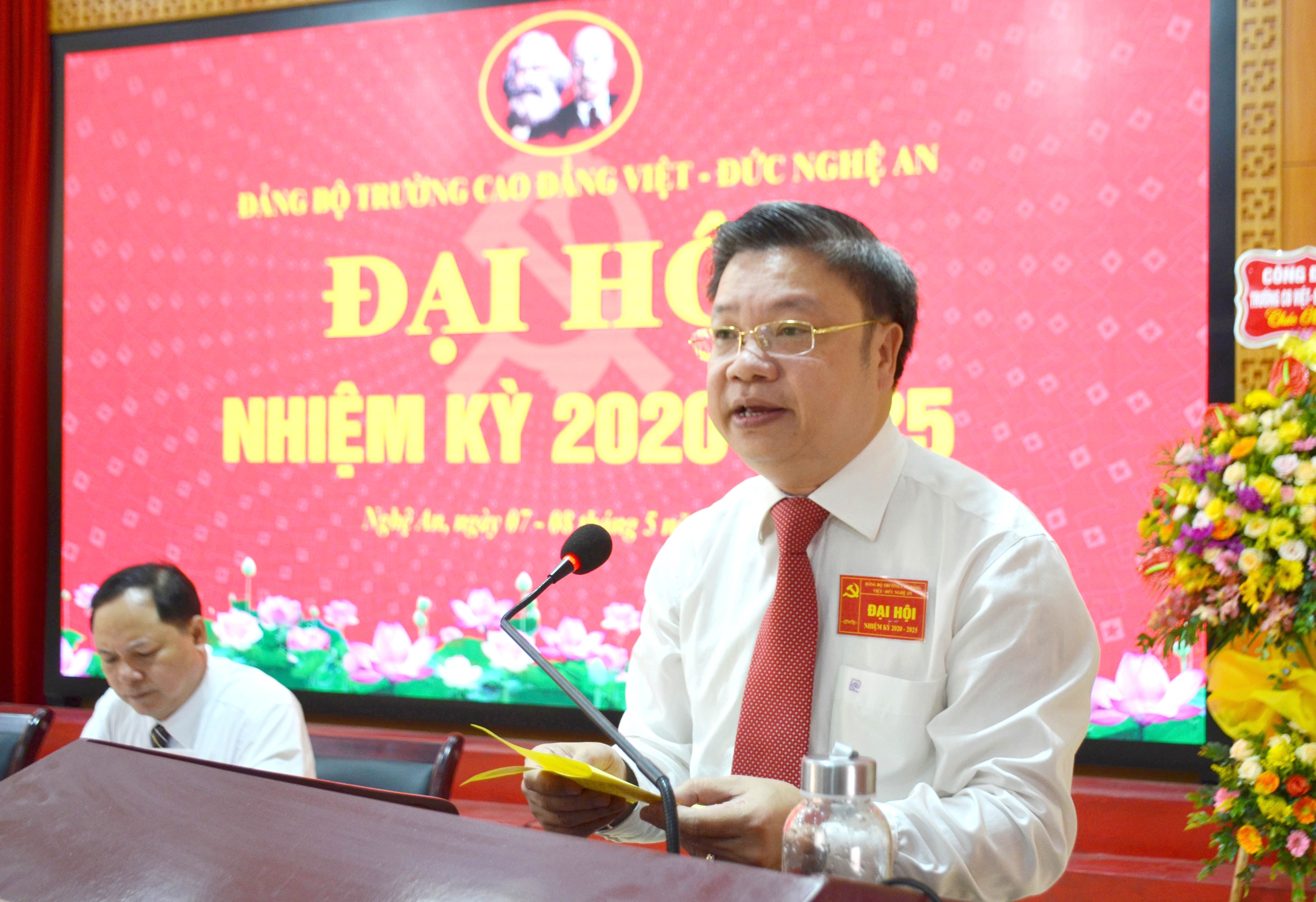 PGS.TS. Bùi Văn Dũng - Bí thư Đảng ủy, Hiệu trưởng Trường Cao đẳng Việt - Đức Nghệ An đọc diễn văn khai mạc đại hội. Ảnh: Ngọc Anh