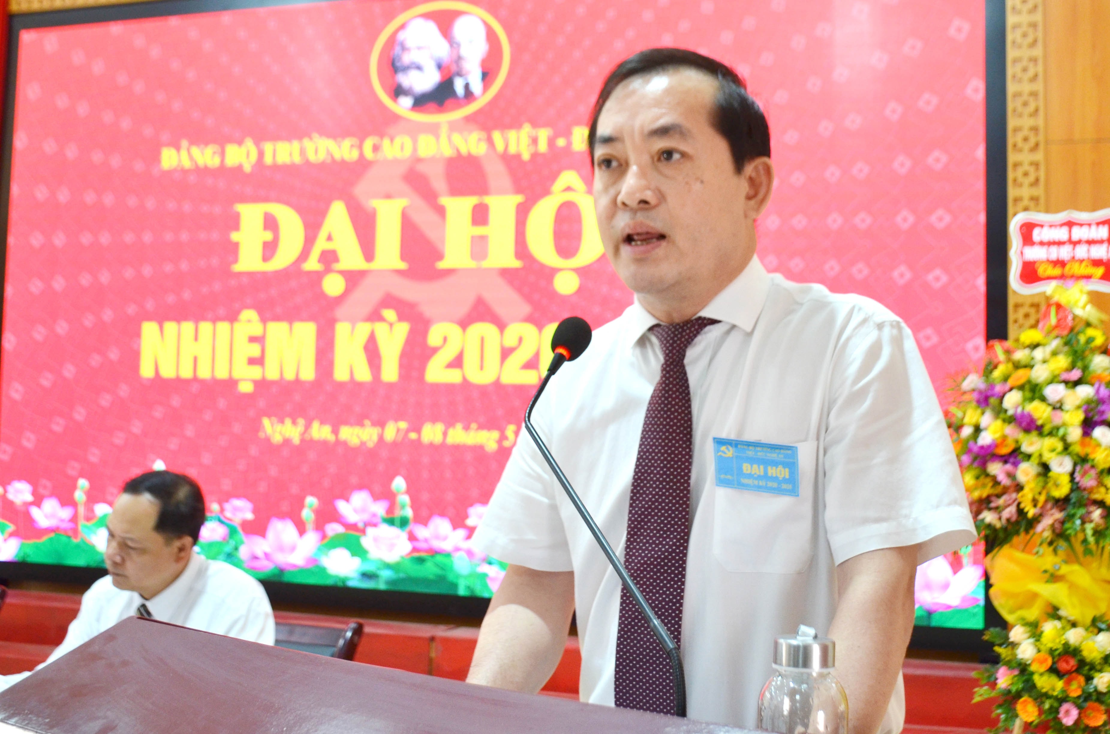 Đồng chí Nguyễn Văn Lư - Phó Bí thư Thường trực Thành ủy, Chủ tịch HĐND Thành phố Vinh phát biểu chỉ đạo tại đại hội. Ảnh: Ngọc Anh