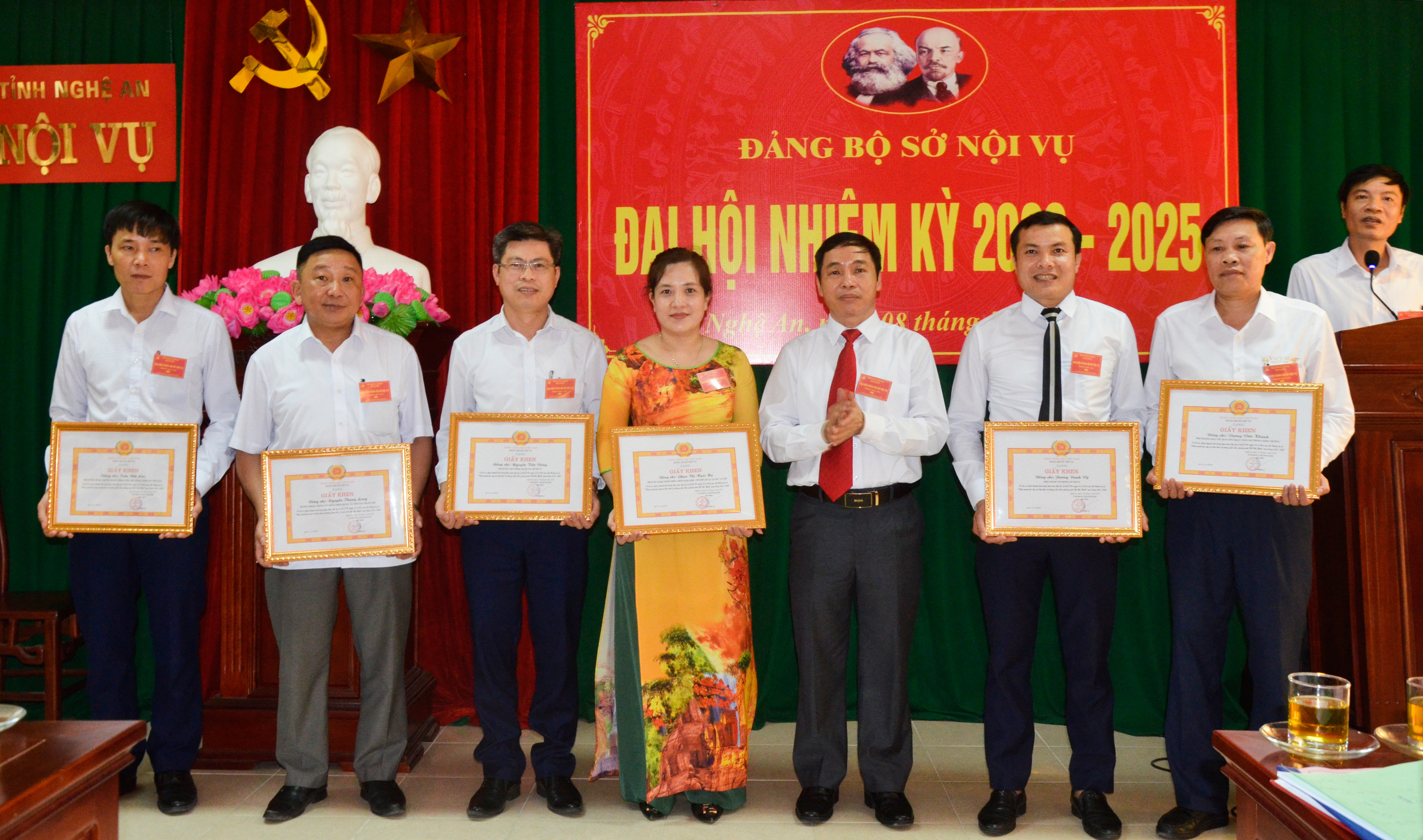 Đảng ủy Sở Nội vụ khen thưởng cho các cá nhân có thành tích xuất sắc trong thực hiện Chỉ thị 05 của Bộ Chính trị. Ảnh: Thanh Lê