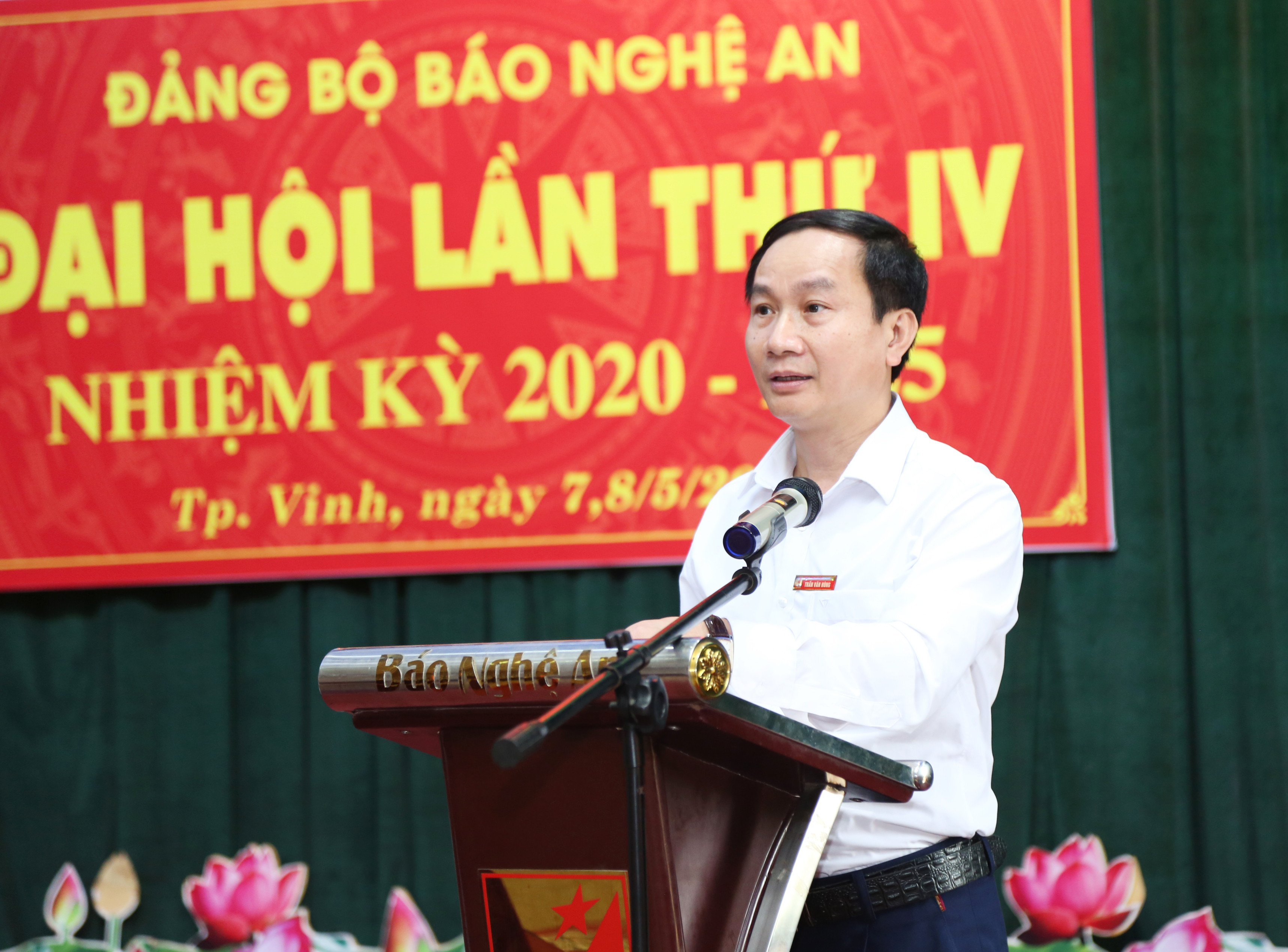 Đồng chí Trần Văn Hùng - Phó Bí thư Đảng ủy, Phó Tổng Biên tập trình bày báo cáo chính trị tại đội hội. Ảnh: Thanh Lê