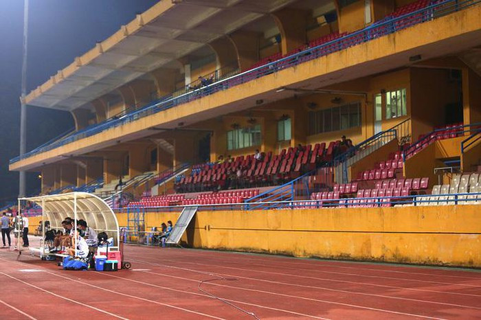 Khán giả không được vào sân ở vòng 1 V-League 2020. Ảnh: vietnamnet.vn