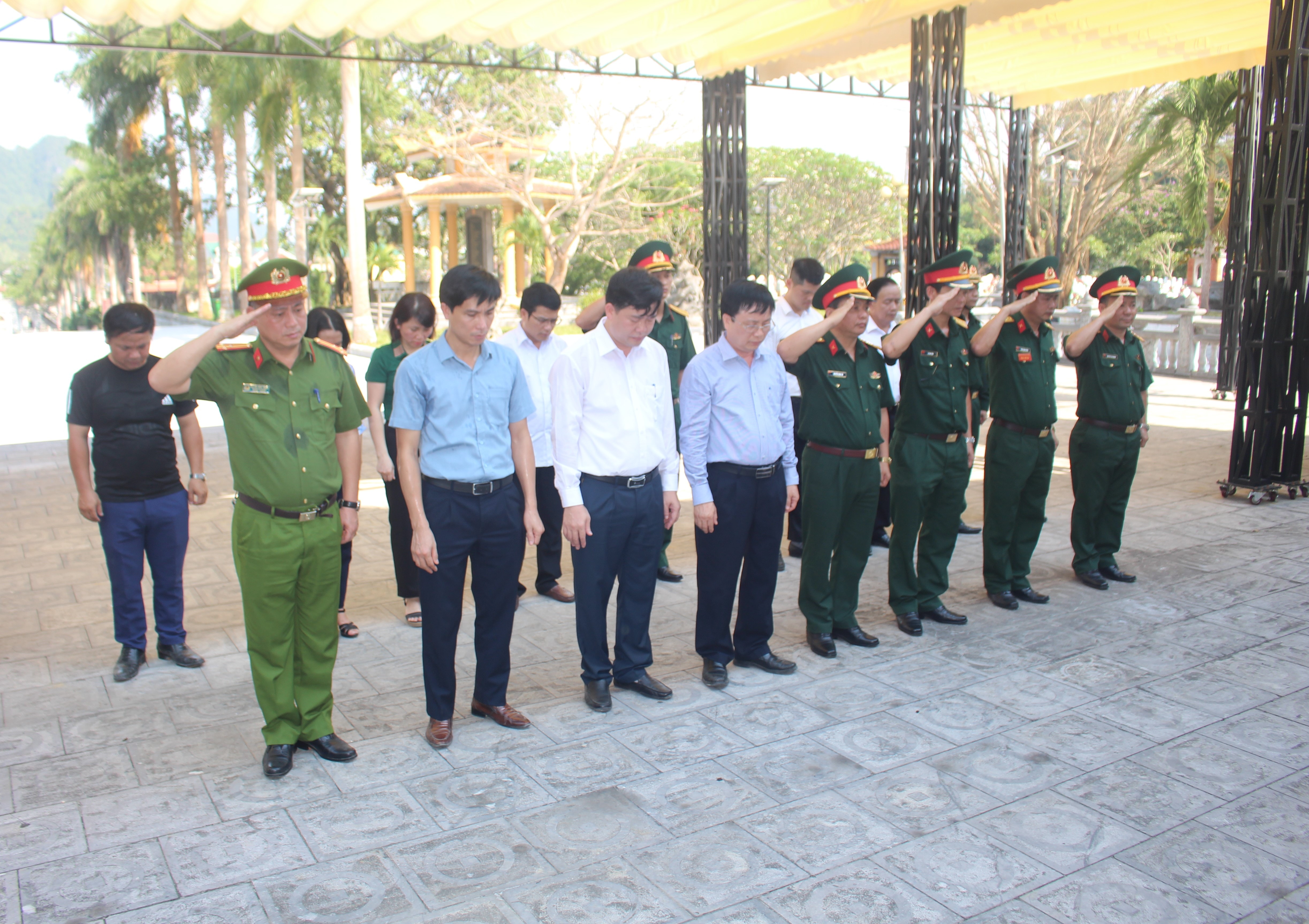 Dâng hương, dâng hoa tại nghĩa trang liệt sỹ quốc tế Việt- Lào. Ảnh: Thái Hiền