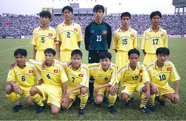 Đội hình chính thức của U16 Việt Nam tại VCK U16 châu Á năm 2000. Ảnh: TT&VH