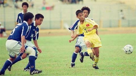 Trương Quang Tuấn (số 7) trong trận đấu giữa U16 Việt Nam và U16 Nhật Bản. Ảnh: Bóng Đá