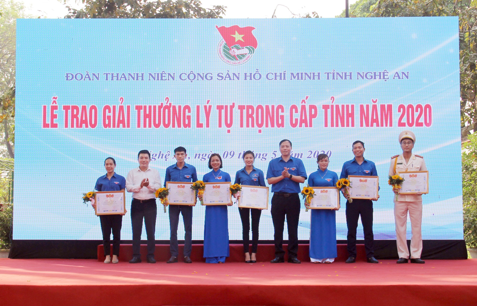 8 cán bộ Đoàn được trao giải thưởng Lý Tự Trọng cấp tỉnh năm 2020. Ảnh: Nghệ An