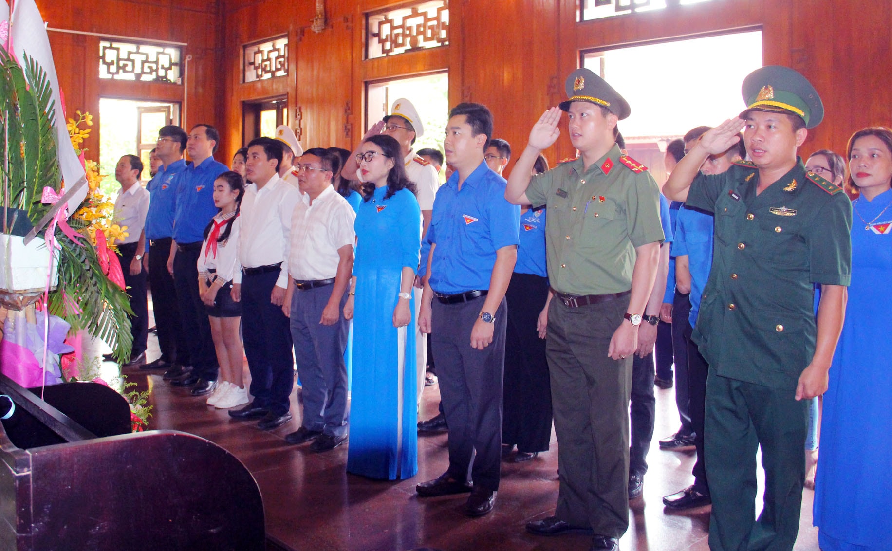 Tuổi trẻ tỉnh Nghệ An đã làm lễ dâng hoa, dâng hương lên anh linh Chủ tịch Hồ Chí Minh tặng điểm rửa tay dã chiến tại Khu di tích Kim Liên. Ảnh: Thanh Quỳnh