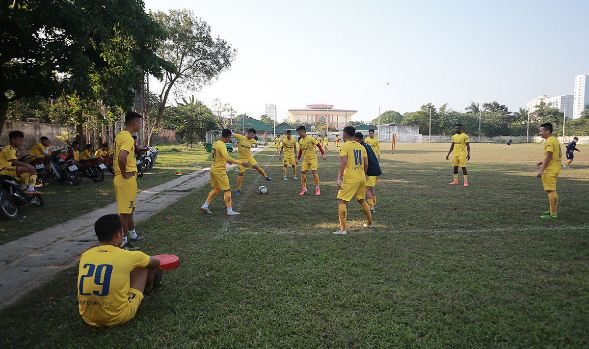 Vì sân Vinh đang trong quá trình cải tạo, SLNA buộc phải tập trên sân cỏ tự nhiên của đội trẻ. Ảnh: Trung Kiên