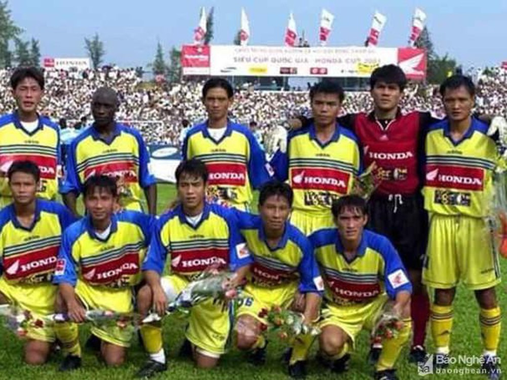 Lê Thành Long (đứng thứ 3 từ phải sang) trong đội hình SLNA năm 2001. Ảnh: Quang Minh