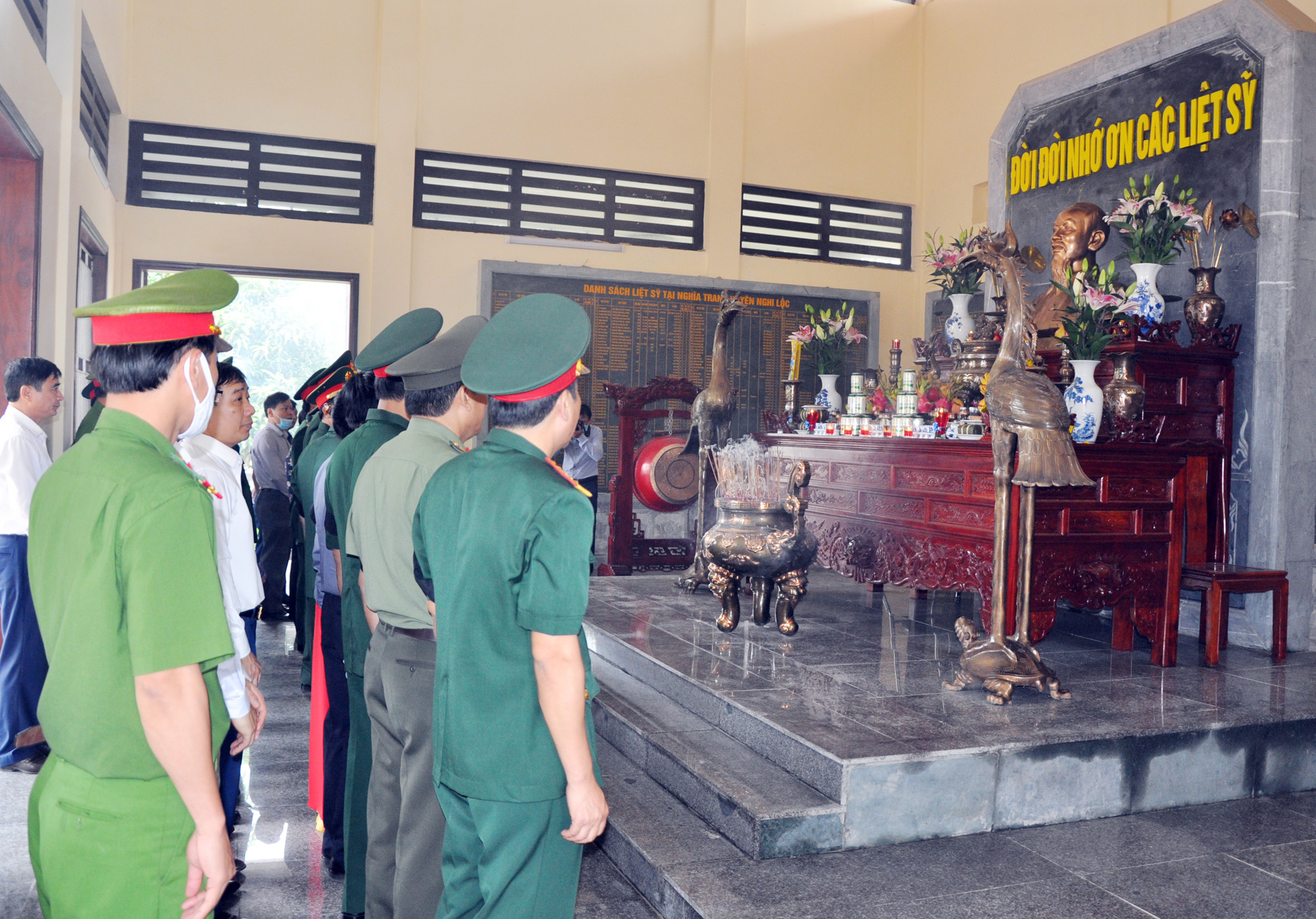 Đại biểu tham gia buổi lễ dâng hương tưởng niệm tại Đền thờ Chủ tịch Hồ Chí Minh trong khuôn viên Nghĩa trang liệt sĩ huyện Nghi Lộc. Ảnh: Công Kiên