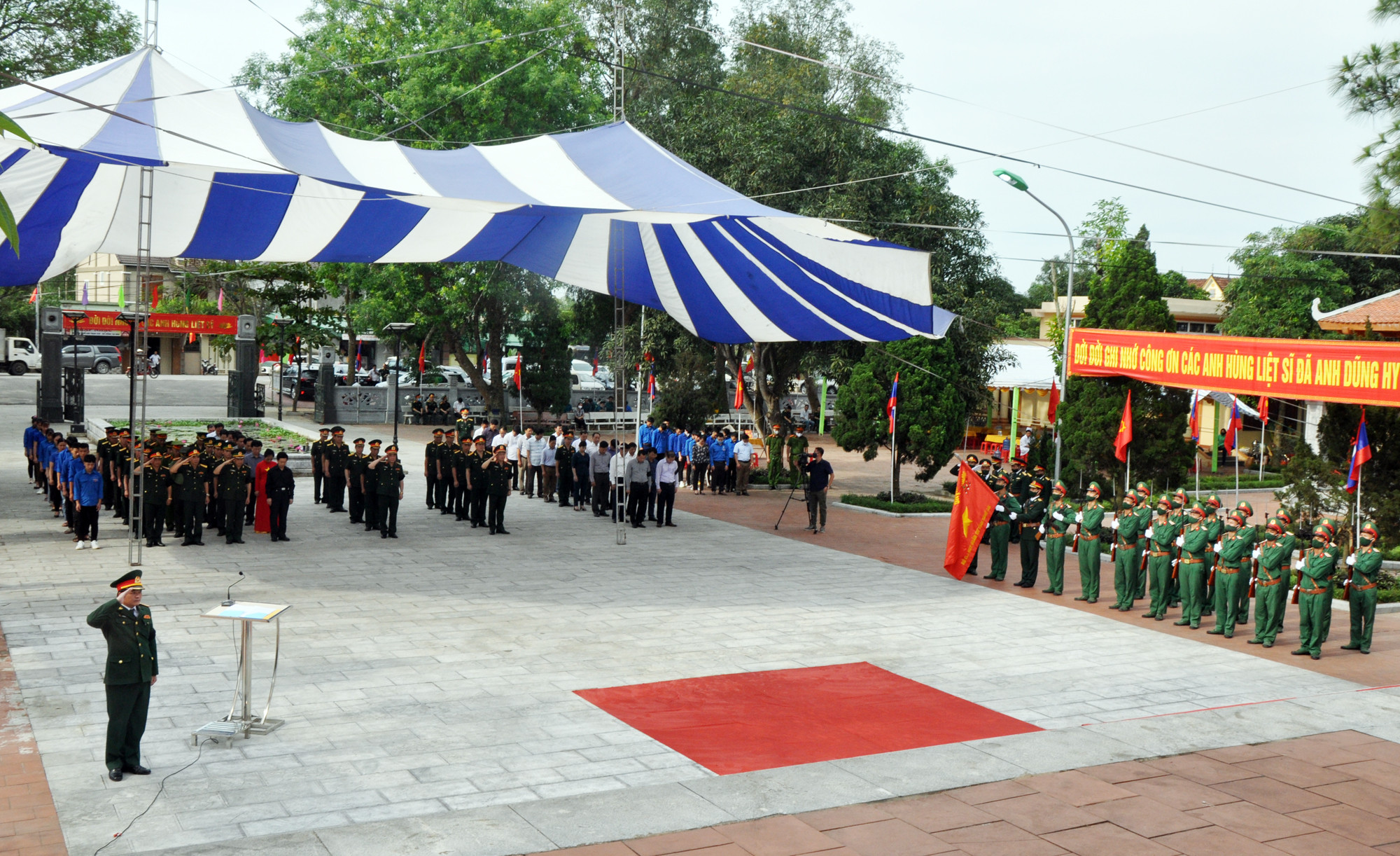 Phút tưởng niệm các chiến sỹ quân tình nguyện và chuyên gia Việt Nam hy sinh tại nước Cộng hòa Dân chủ nhân dân Lào. Ảnh: Công Kiên