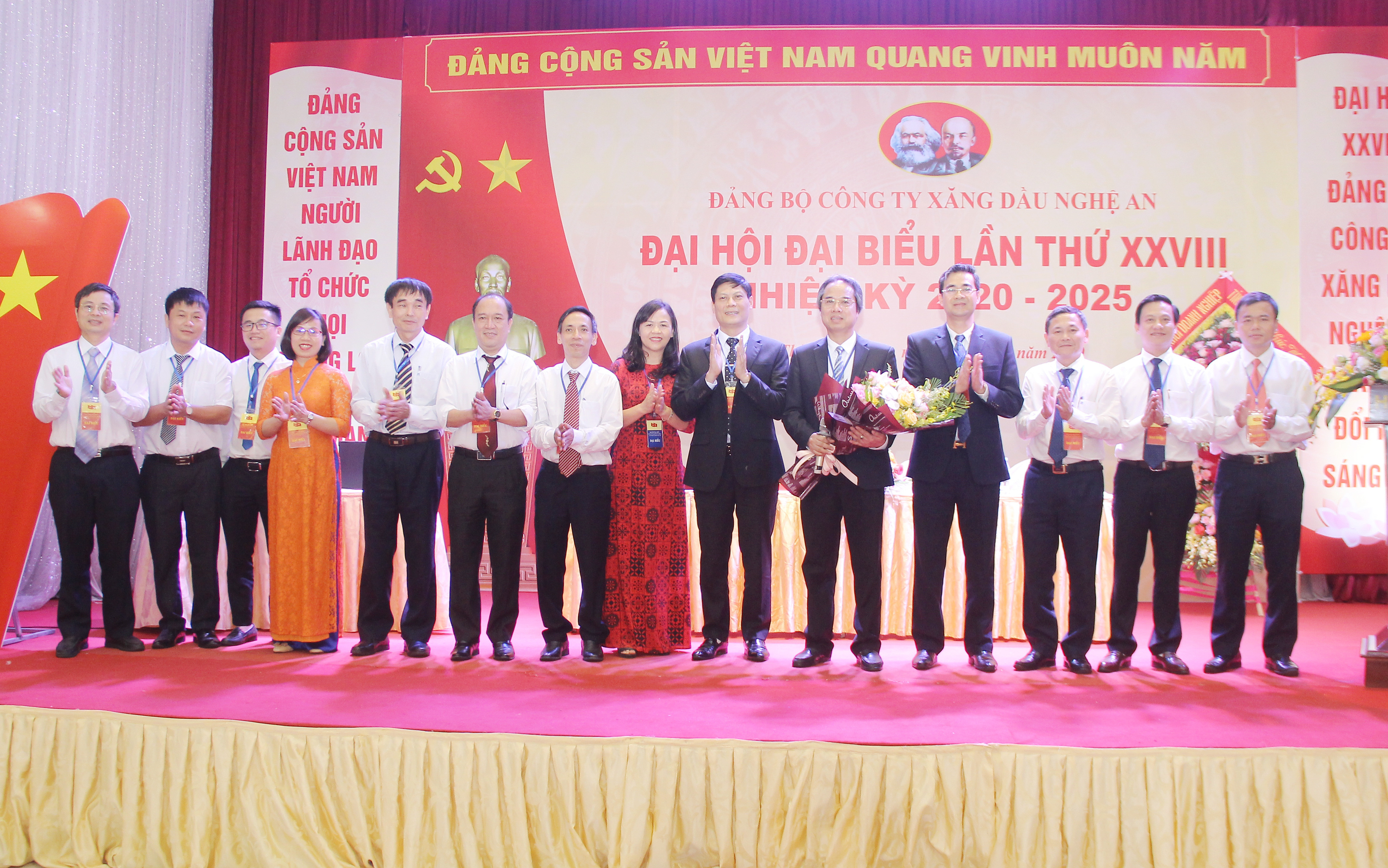 Lãnh đao Đảng ủy Khối Doanh nghiệp Nghệ An tặng hoa chúc mừng Ban Chấp hành nhiệm kỳ 2020 - 2025. Ảnh: Mai Hoa