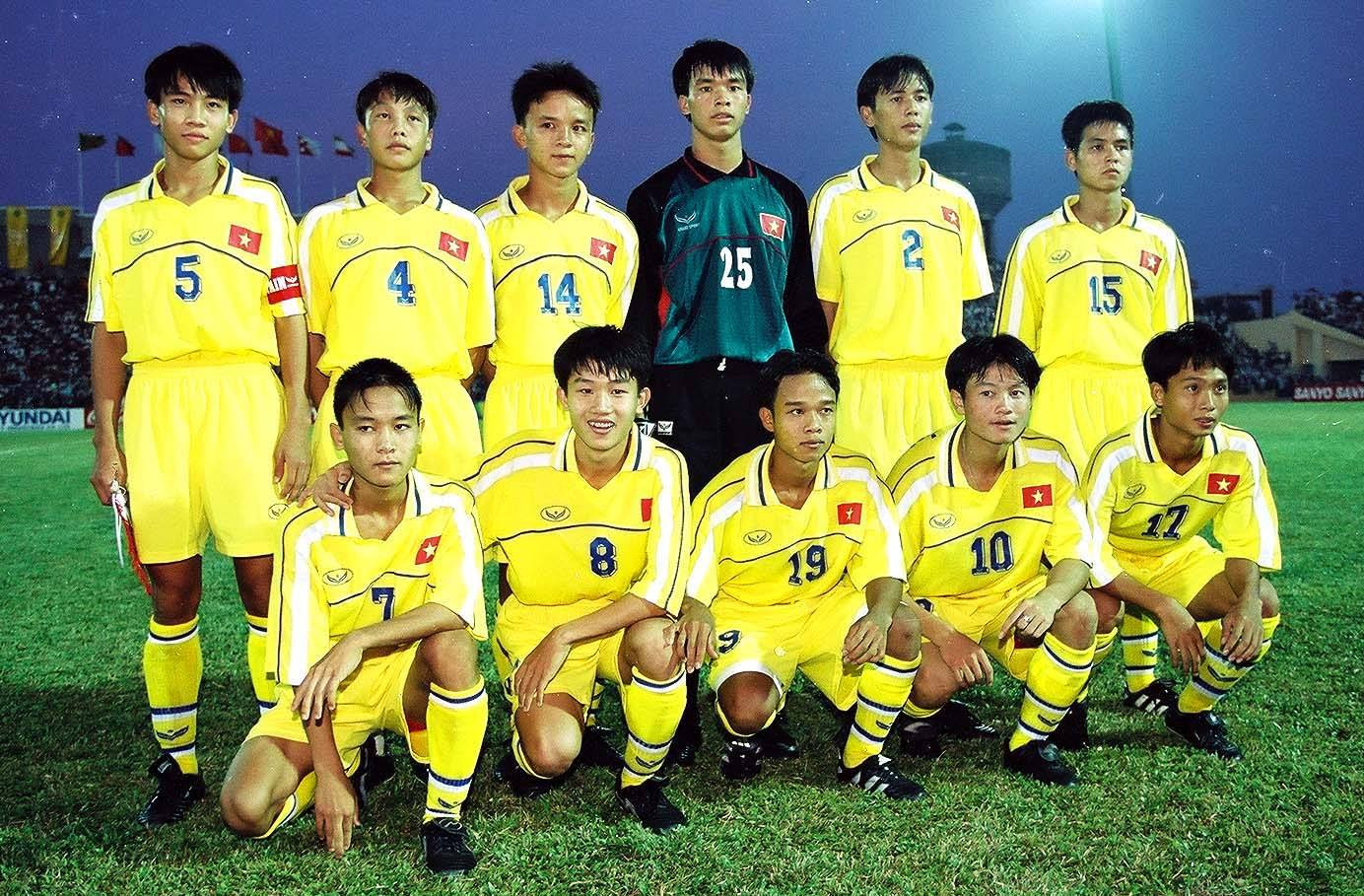 Lứa cầu thủ U16 Việt Nam năm 2000 với nhiều cầu thủ trẻ SLNA. Ảnh: Quang Minh