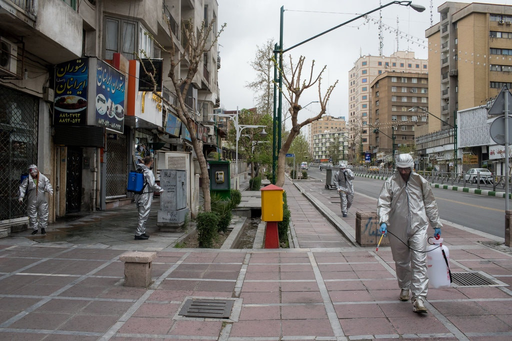 Các nhân viên y tế tiến hành khử trùng đường phố ở Tehran, Iran hồi cuối tháng 3/2020. Nhân vật Michael White được cho là đã nhiễm Covid-19 khi bị giam giữ tại nhà tù ở Tehran - nơi có những điều kiện tồi tệ nhất, có thể bùng phát dịch Covid-19 bất cứ lúc nào. Ảnh: New York Times