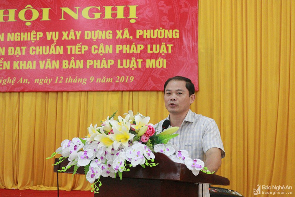 Ông Phạm Thành Chung- Phó giám đốc Sở Tư Pháp Nghệ An triển khai các nội dung tập huấn nghiệp vụ xây dựng xã, phường, thị trấn đạt chuẩn tiếp cận pháp luật. Ảnh tư liệu