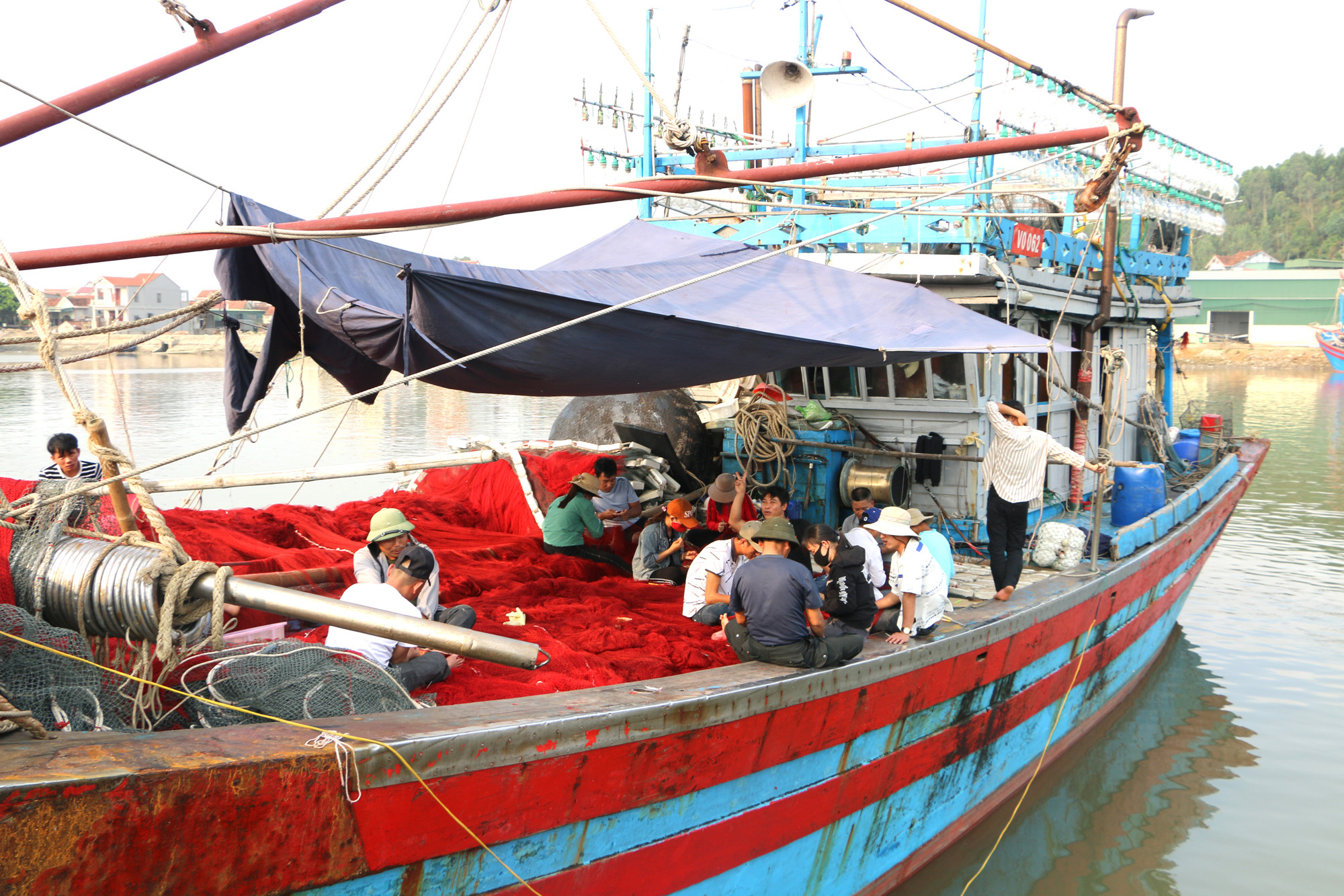 Ngư dân Sơn Hải chuẩn bị ngư lưới cụ vươn khơi. Ảnh: N.H