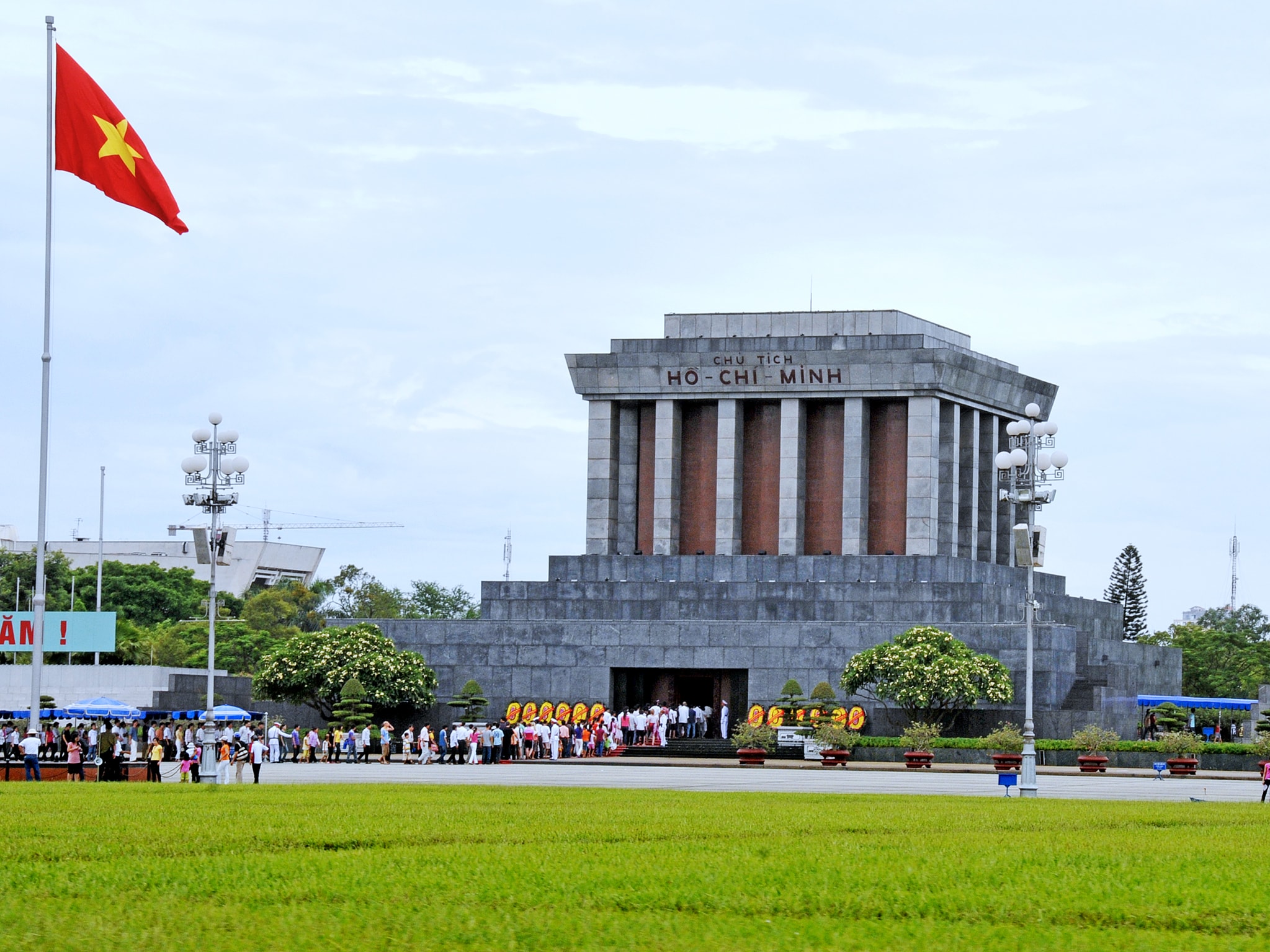 Viếng Lăng Chủ tịch Hồ Chí Minh