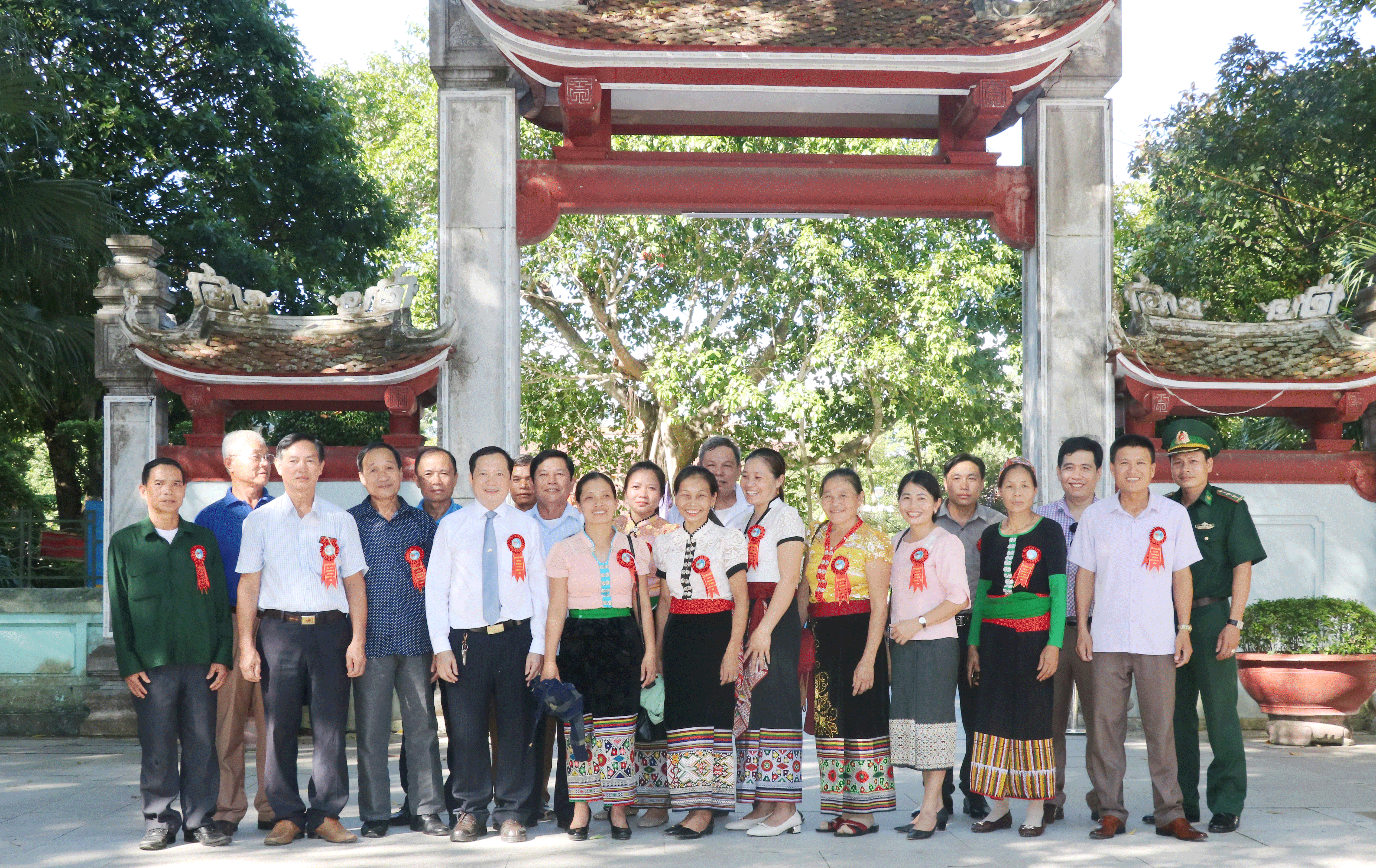 8. Đồng chí Lương Thanh Hải, Tỉnh ủy viên, Trưởng Ban Dân tộc tỉnh chụp ảnh lưu niệm với các đại biểu tiêu biểu người DTTS trong một dịp về thăm quê Bác.