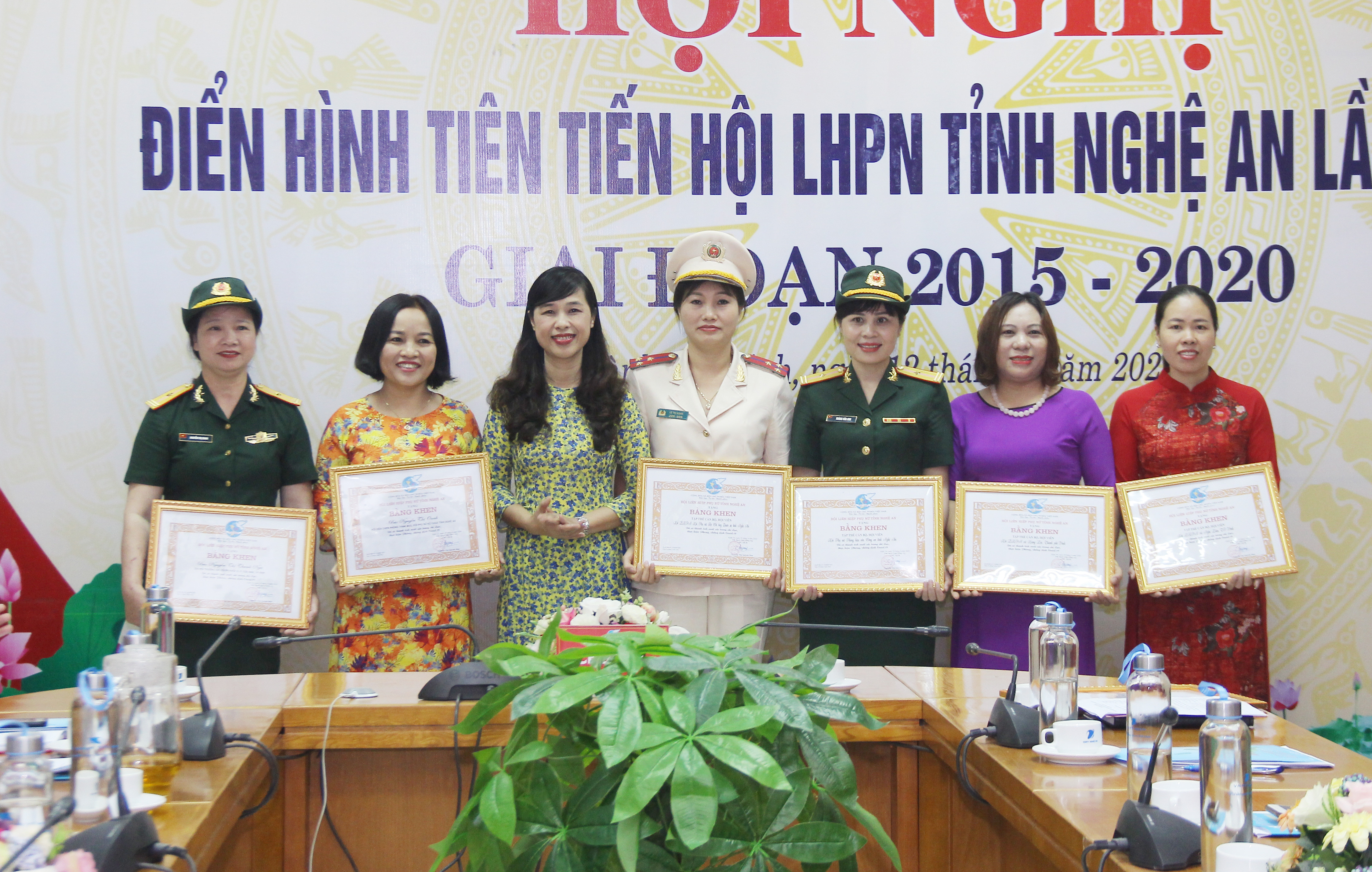 Hội LHPN tỉnh tuyên dương các điển hình tiên tiến tập thể tại hội nghị. Ảnh:Mai Hoa