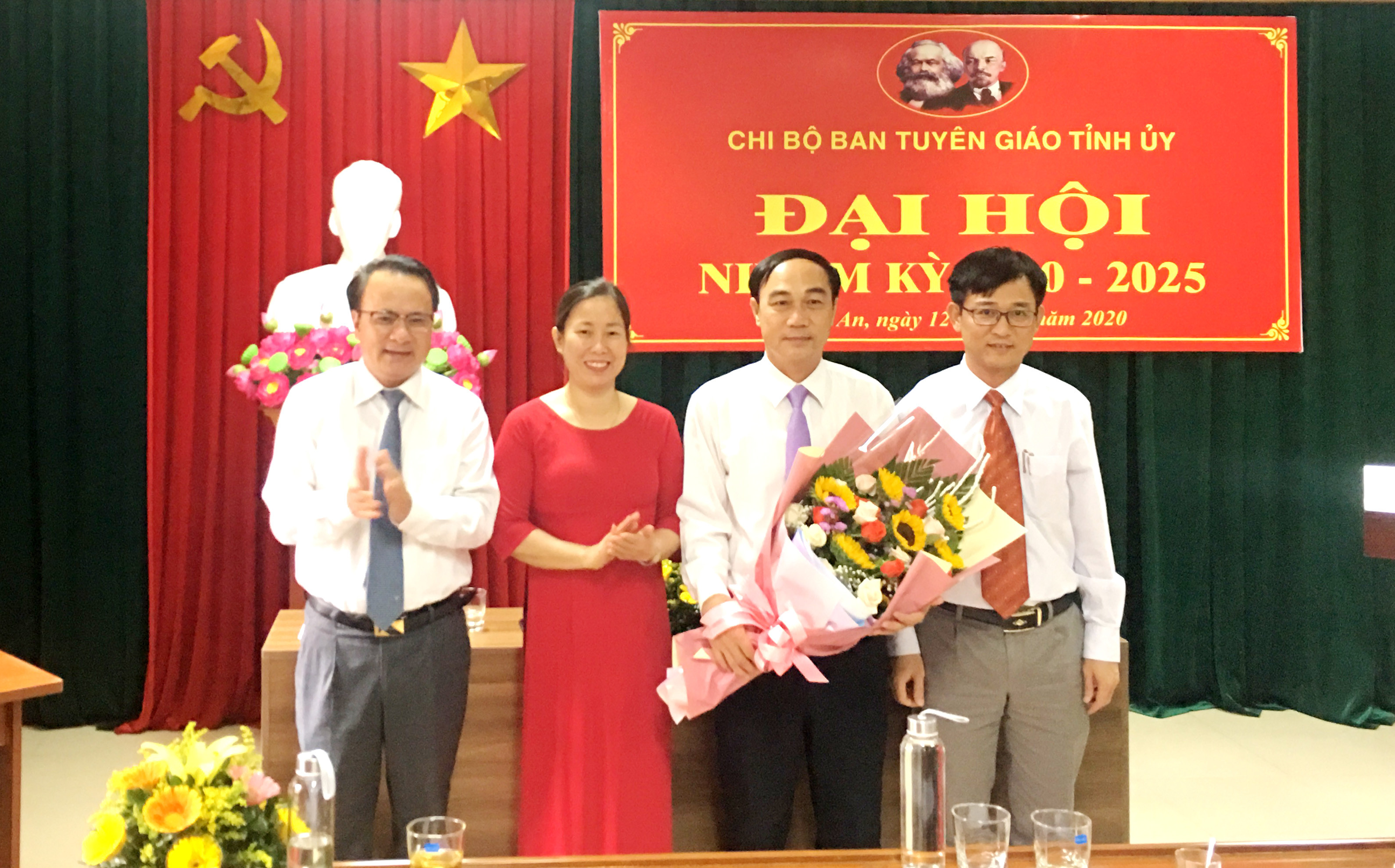 Đồng chí Nguyễn Nam Đình, Ủy viên BTV Tỉnh ủy, Bí thư Đảng ủy khối các cơ quan tỉnh tặng hoa chúc mừng Ban Chấp hành Chi bộ nhiệm kỳ 2020 - 2025. Ảnh Sỹ Thành