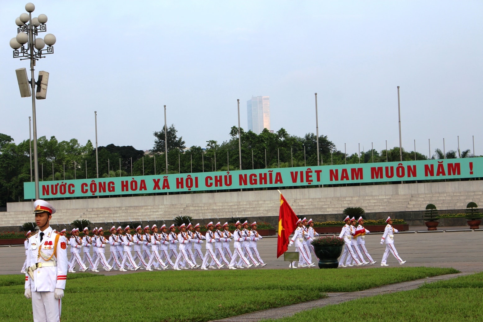 chiến sĩ hành quân ra trước Lăng thực hiện nghi thức Thượng cờ mỗi sáng