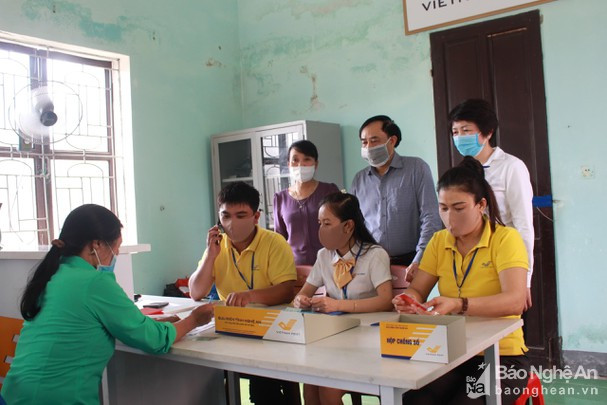 Chi trả đợt 1 gói an sinh xã hội tại huyện Nghi Lộc. Ảnh tư liệu Nhật Tuấn