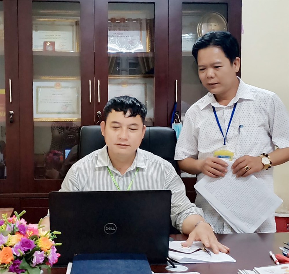 Lãnh đạo xã Thanh Hương trao đổi công việc. Ảnh: MH