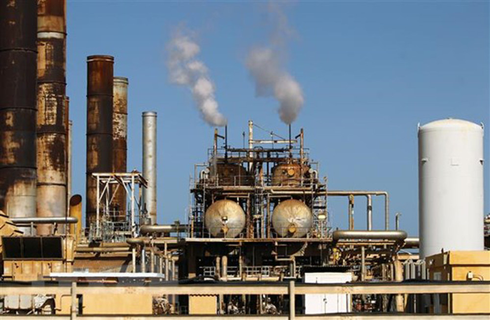 Một cơ sở lọc dầu tại thị trấn al-Buraqah, Libya. Ảnh: AFP/TTXVN