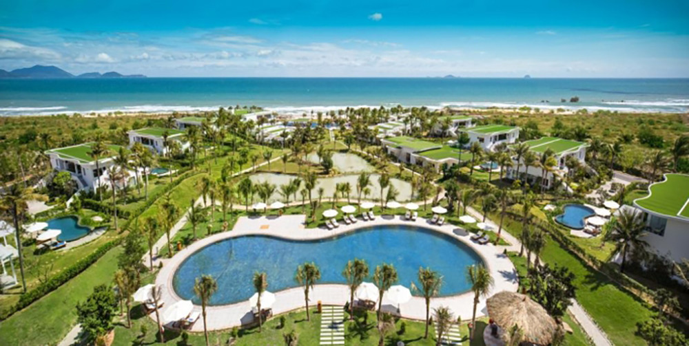 Cam Ranh Riviera Beach Resort & Spa trải dài trong khuôn viên gần 10 hecta với hơn 200 mét bãi biển riêng và biệt lập.