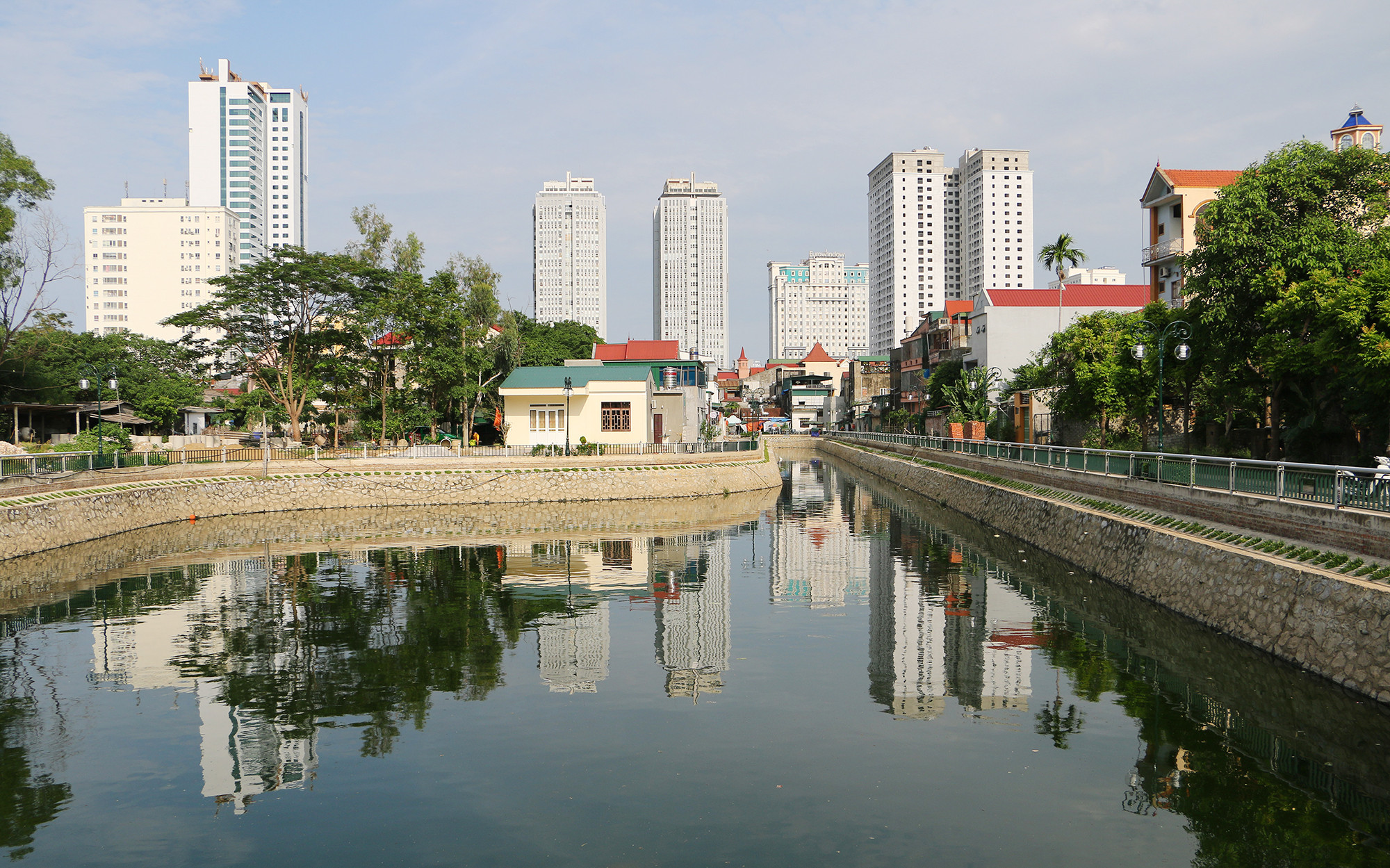 Hào thành cổ được đầu tư xây dựng. Ảnh: Lâm Tùng