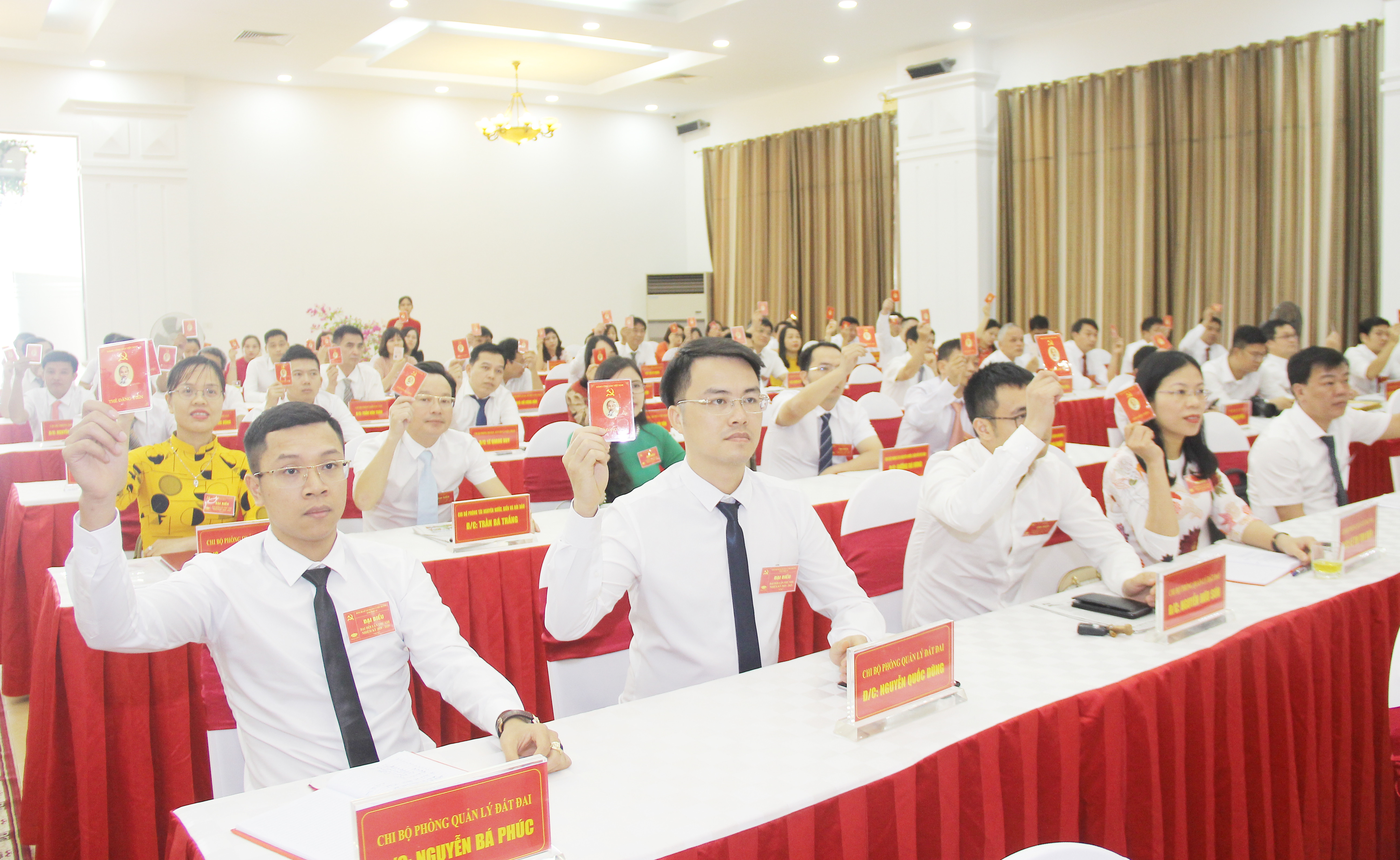 Các đại biểu biểu quyết thông qua danh sách bầu cử Ban Chấp hành Đảng bộ Sở nhiệm kỳ 2020 - 2025. Ảnh: Mai Hoa