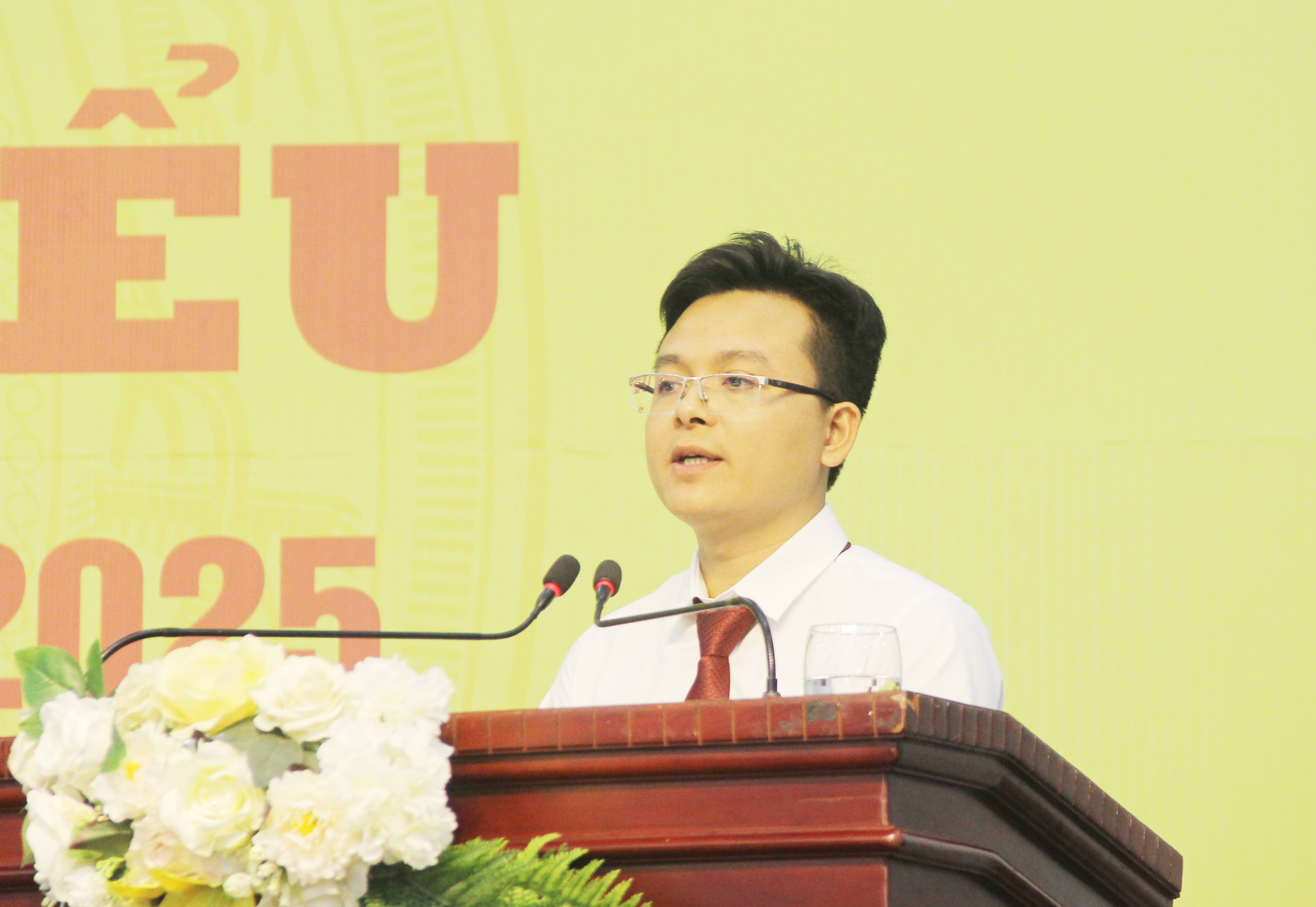Phó bí thư chi bộ Văn phòng Sở - Nguyễn Minh Thắng khẳng định vai trò, hiệu quả lãnh đạo của Đảng ủy Sở trong công tác cải cách hành chính nhiệm kỳ qua. Ảnh: Mai Hoa