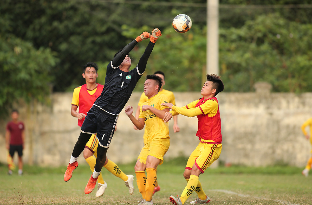 Dù bị thủng lưới 2 bàn nhưng U19 SLNA phòng ngự khá tốt trước các ngôi sao đội 1. Ảnh: Xuân Thủy