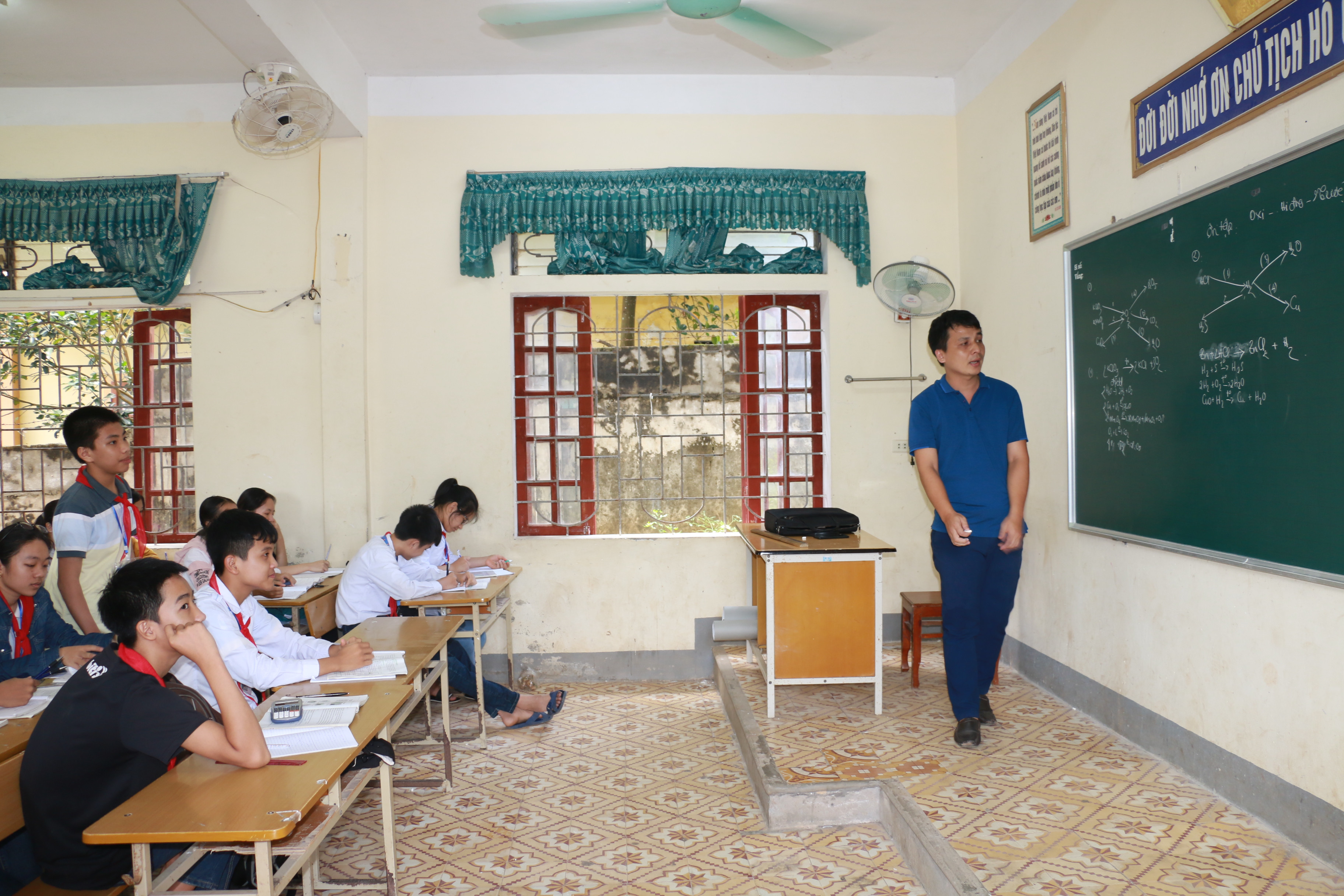 Tiết học của học sinh lớp 9 - Trường THCS Tôn Quang Phiệt (Thanh Chương). Ảnh: Mỹ Hà