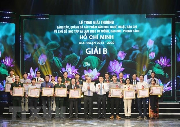 Trao giải B cho các tập thể, cá nhân